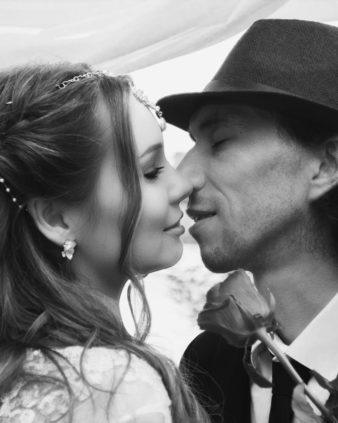 Романтичная пара улыбается во время Love Story съемки