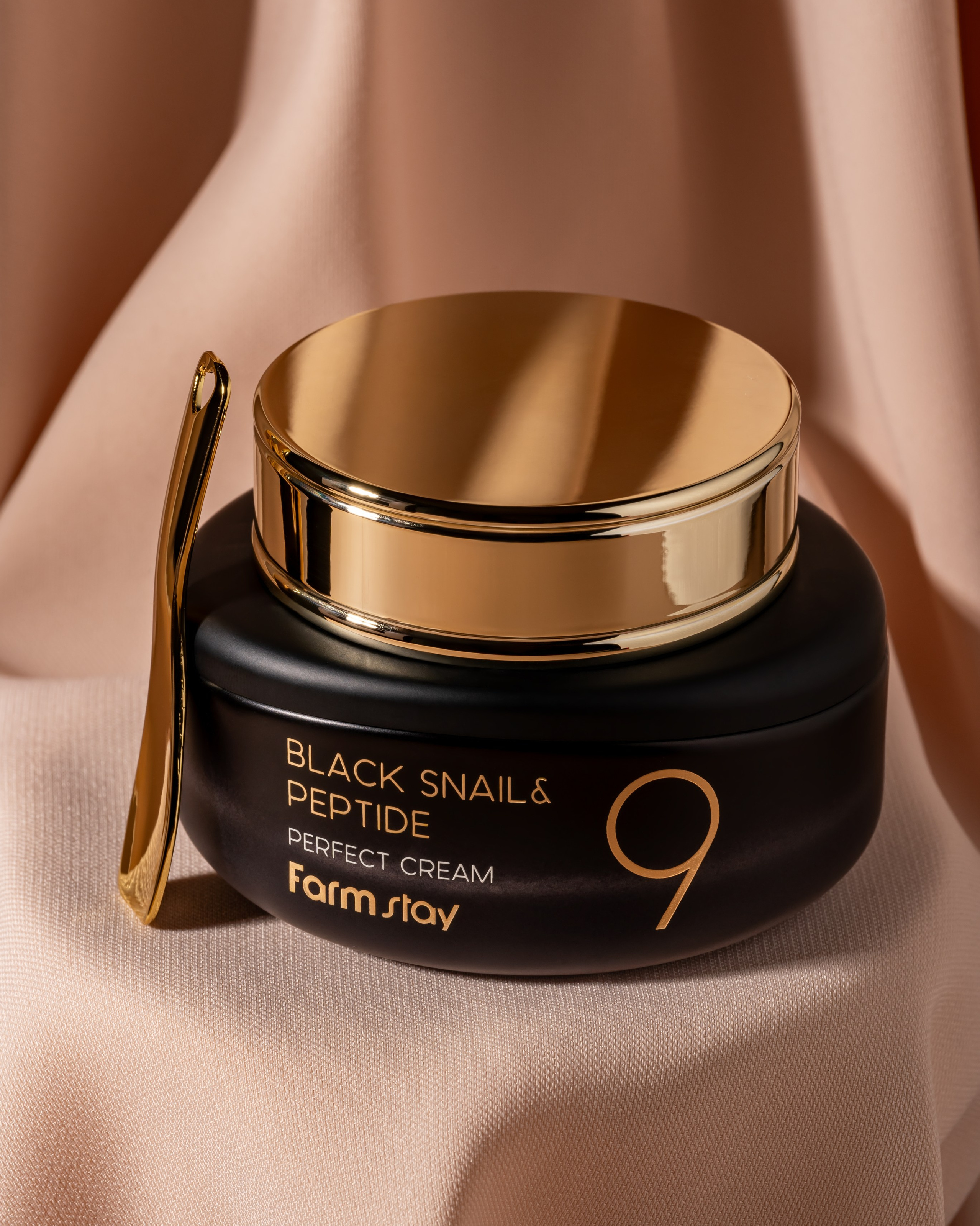 предметное фото горящей свечи в темном ключе