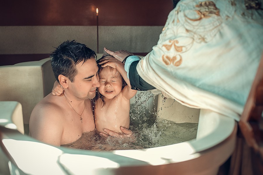 Эмоциональная фотография: женщина в светлом платке держит в руках букет вербы. Изображение используется для анонса конкурса церковной фотографии «Весна».