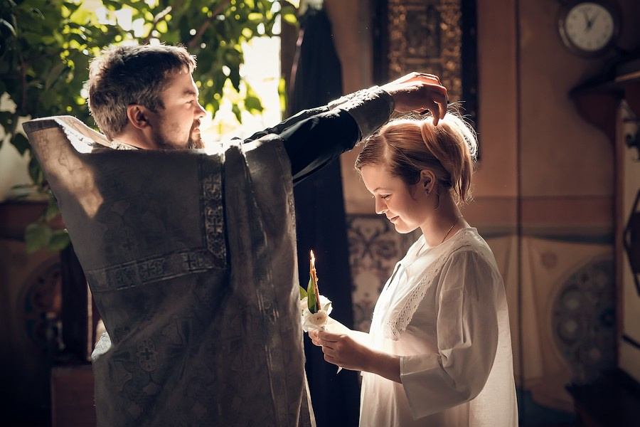 Постер Всероссийского конкурса церковной фотографии «Весна». На фоне цветущей ветки яблони и золотых куполов храма расположен заголовок конкурса. Указана информация о сроках проведения и организаторах.