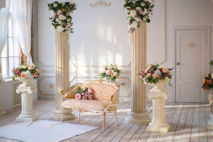 Интерьерные локации (кафе, отели, лофты) для профессиональной фото и видеосъемке. Если студийный интерьер кажется слишком «стерильным», мы идем в реальные пространства. 