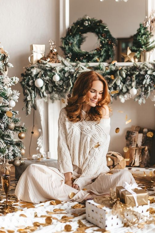 Уютный образ для новогодней фотосессии: светлый свитер и штаны
