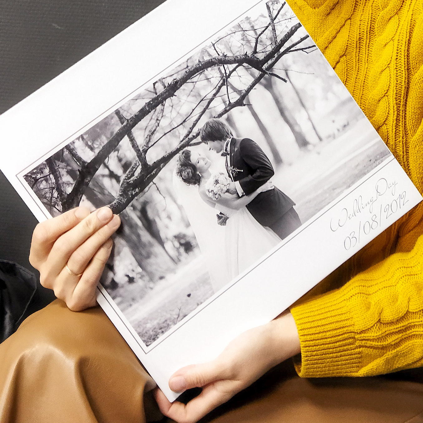 Красивая девушка со свадебной фотокнигой 