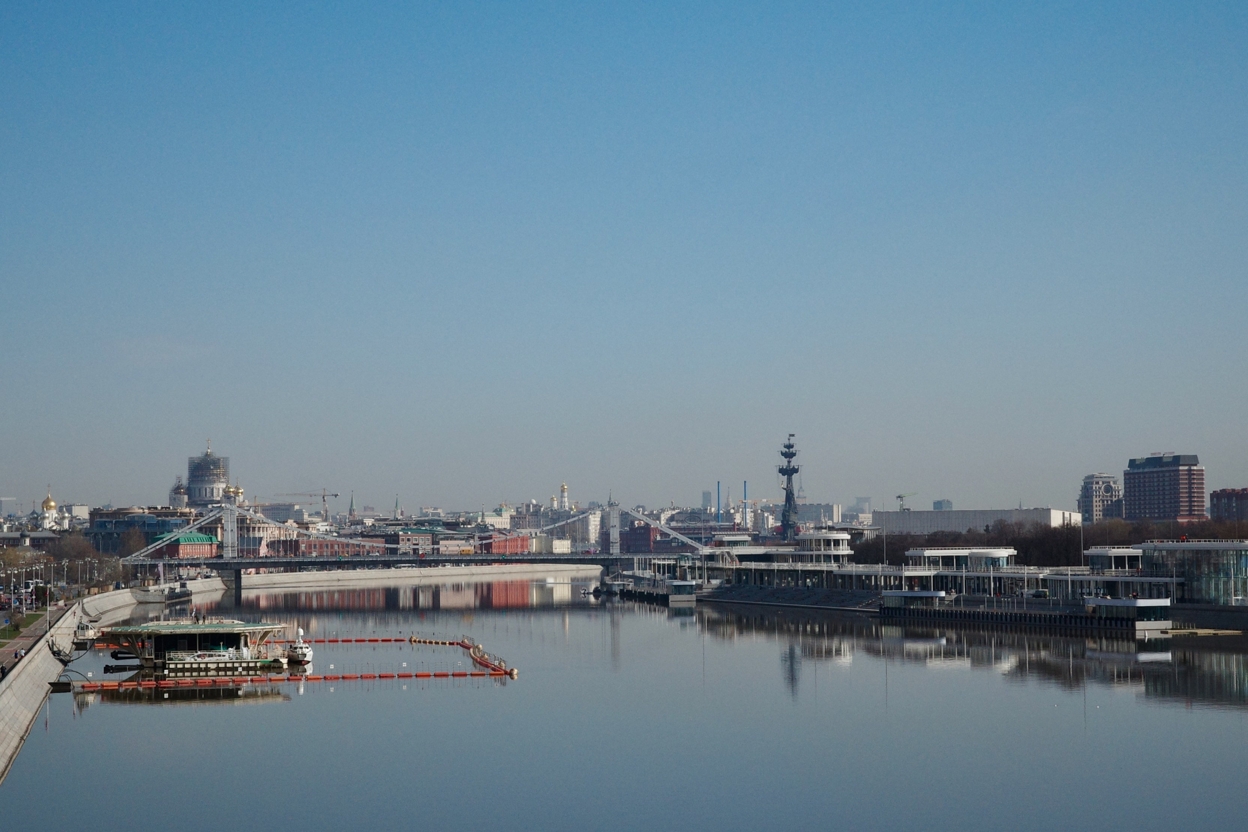 Панорама Москвы с Андреевского моста: Крымский мост, памятник Петру, Красный Октябрь, храм Христа Спасителя и очертания башен Кремля