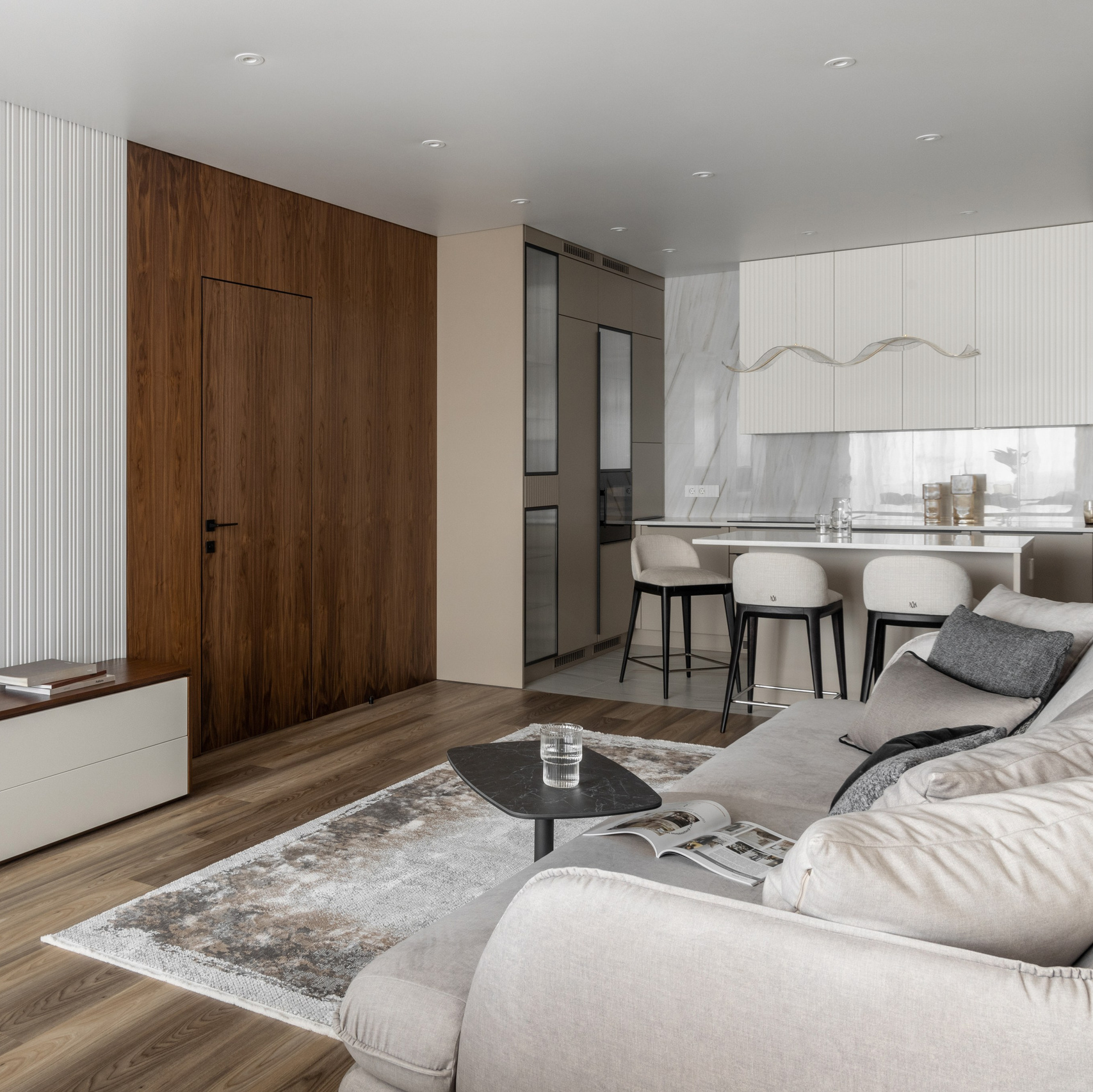 Кухня-гостиная 40,4 кв.м. Диван и кухонный гарнитур. 