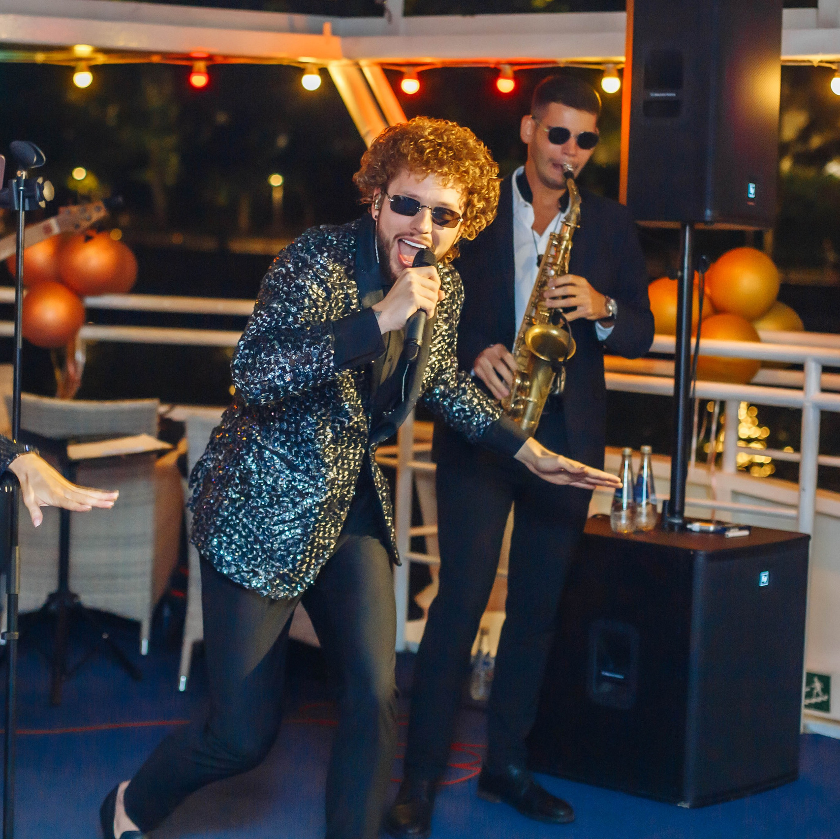 Танцы на банкете с выступлением кавер группы на теплоходе который проходит мимо Кремля