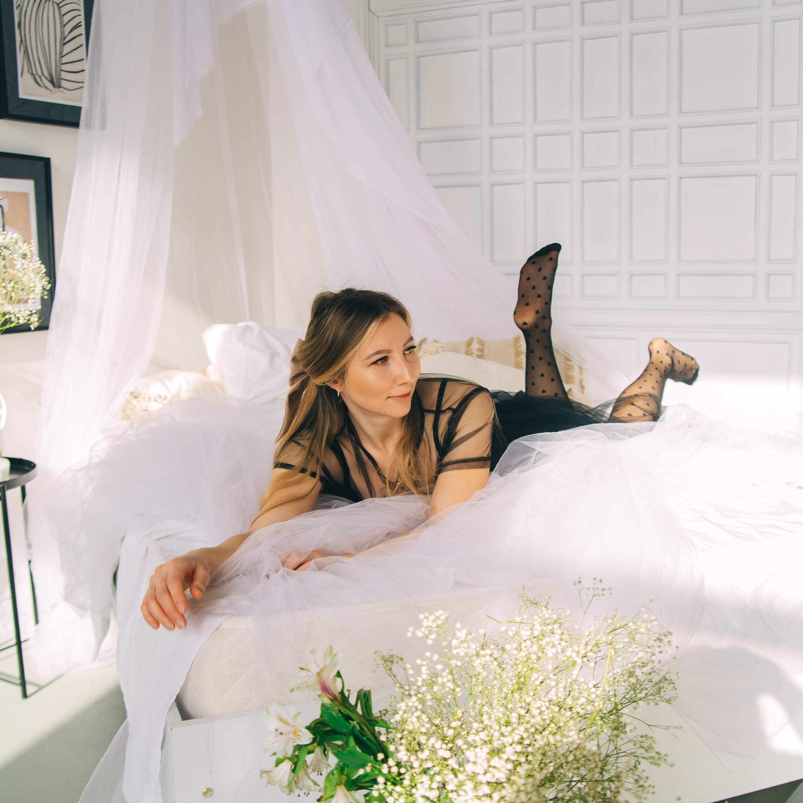 Девушка с ярким макияжем держит апельсин на фоне зимнего леса