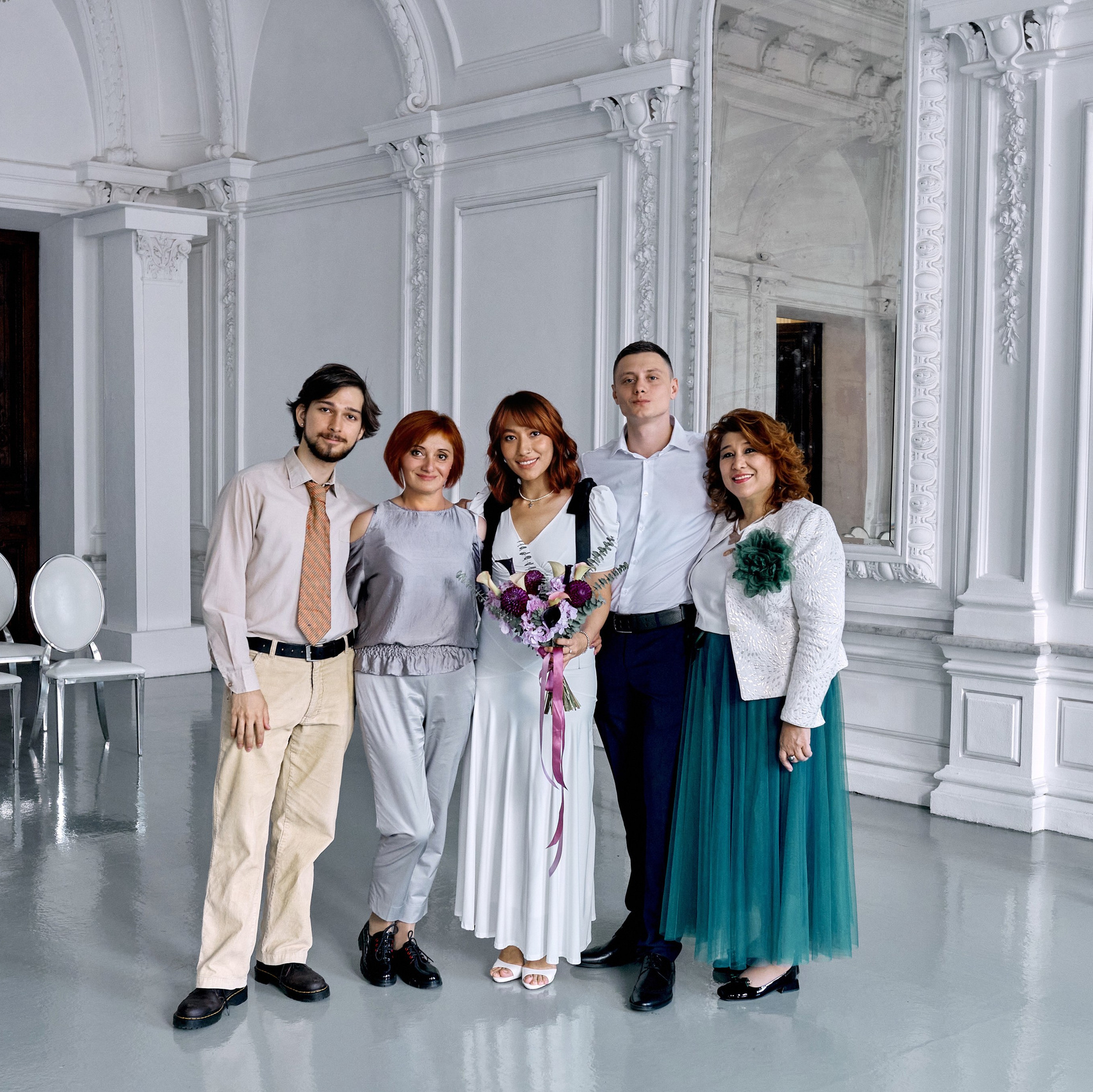 Фотосессия для невесты в кругу друзей и близких в ЗАГСе во время церемонии бракосочетания – красивый пример фото со свадьбы, которая прошла в Москве