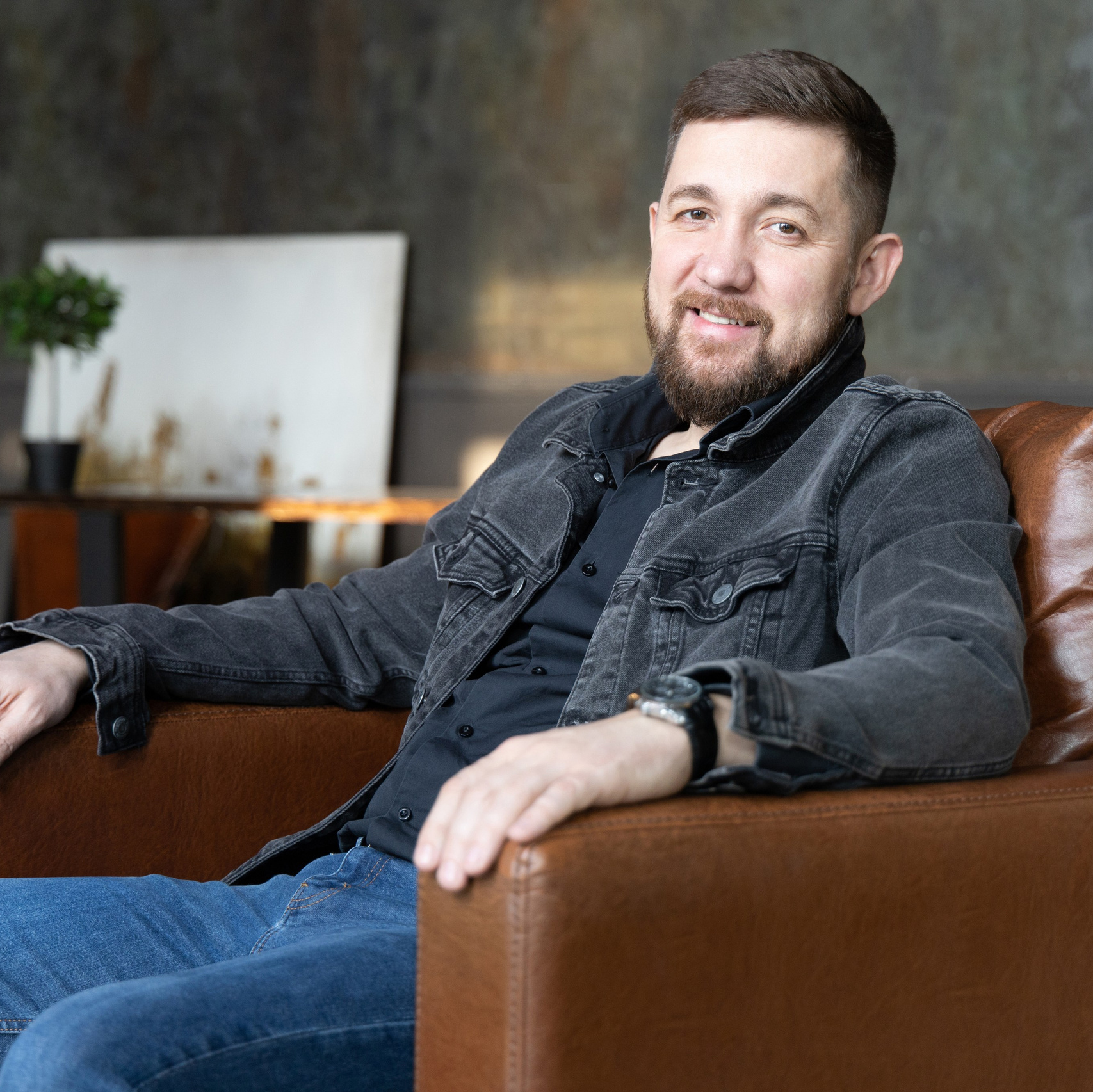 уличное фото, парень на лестнице, фотосессия самара, фотопрогулка самара, мужская съёмка