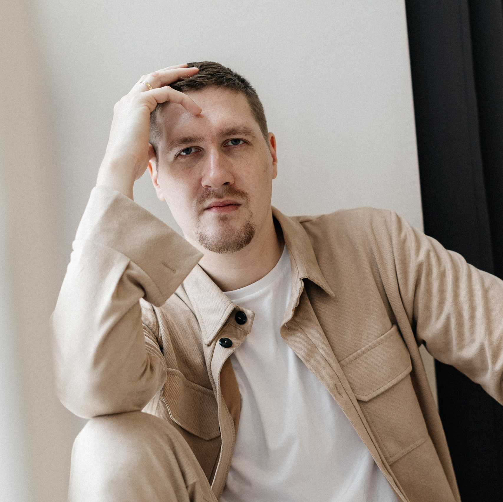 На фотографии изображен фотограф Михаил Азаренков позирующий во время фотосесии