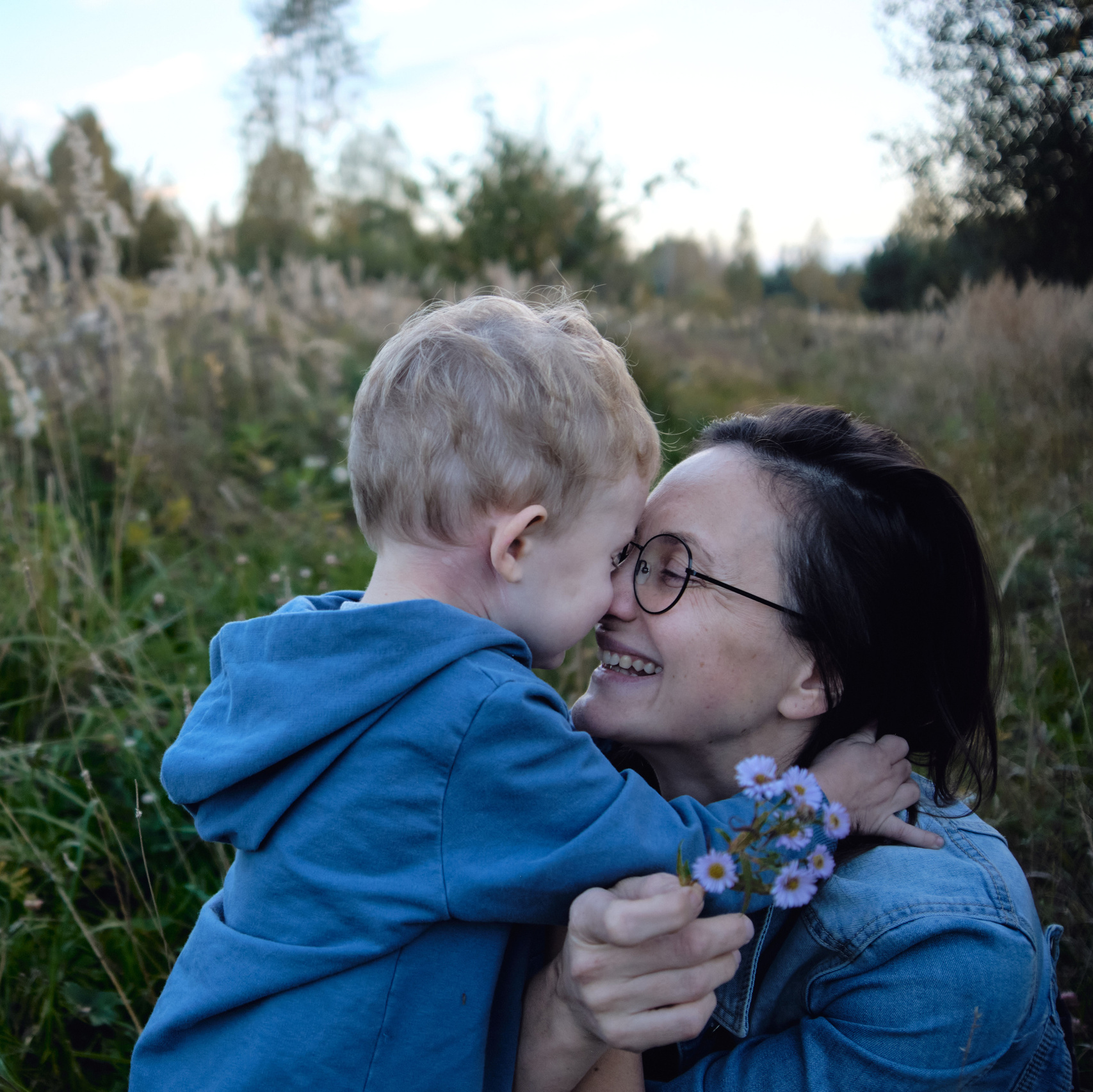 Фотосессия в полях. Мама и сын обнимаются и собирают цветы. Москва. Стоимость семейной фотосессии