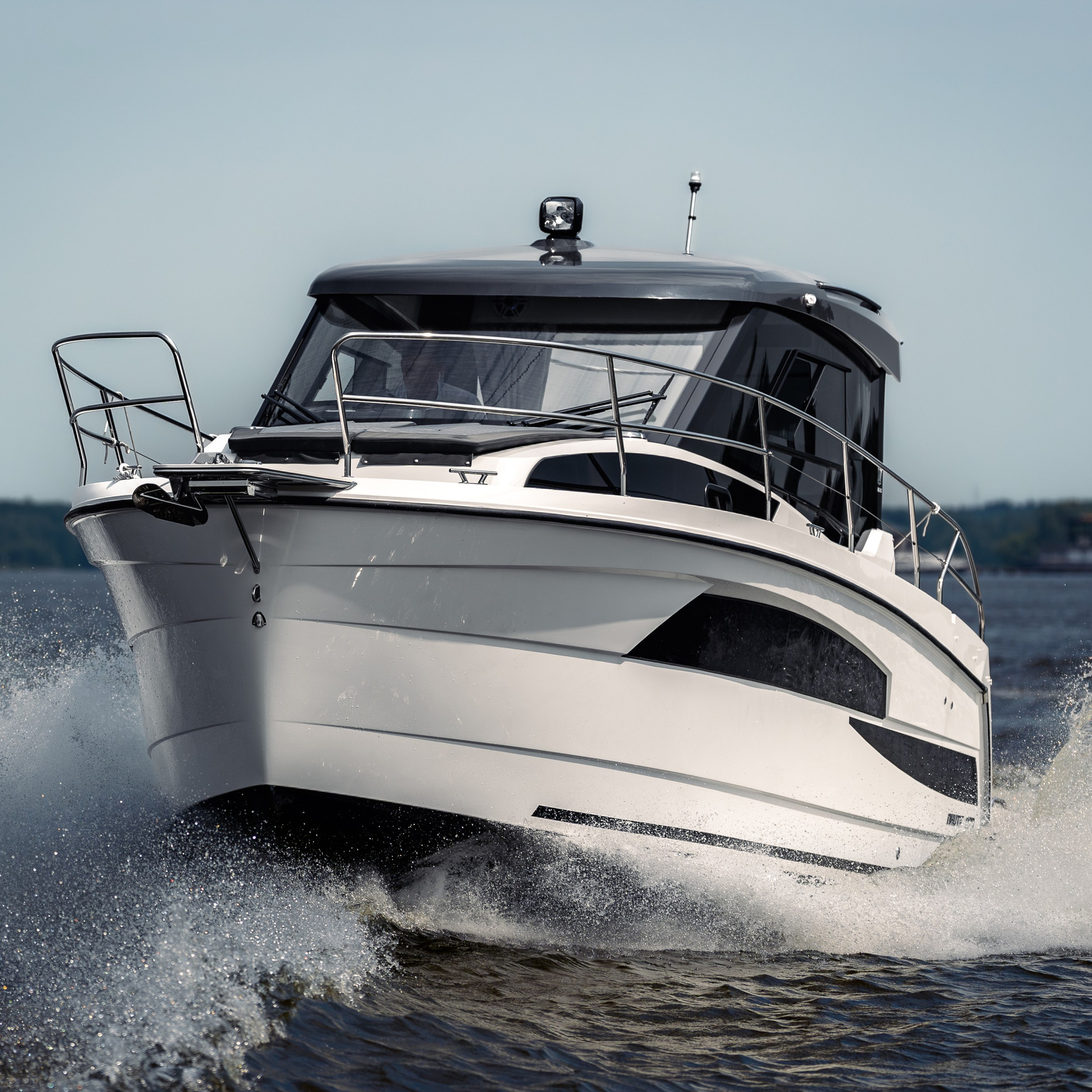 Премиальная моторная лодка в движении на воде — динамичная съёмка TrendFrame. Freeze-кадр моторной лодки в полный ход, снятый в слоумо. Пример динамичного видео для бизнеса, где важны эмоции, движение и первое впечатление.