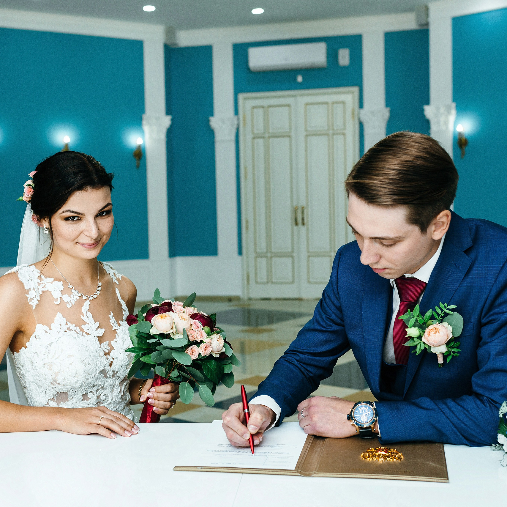 Свадебный видеограф в процессе съёмки – записывает молодоженов в процессе росписи в Таганском ЗАГСе города Москвы