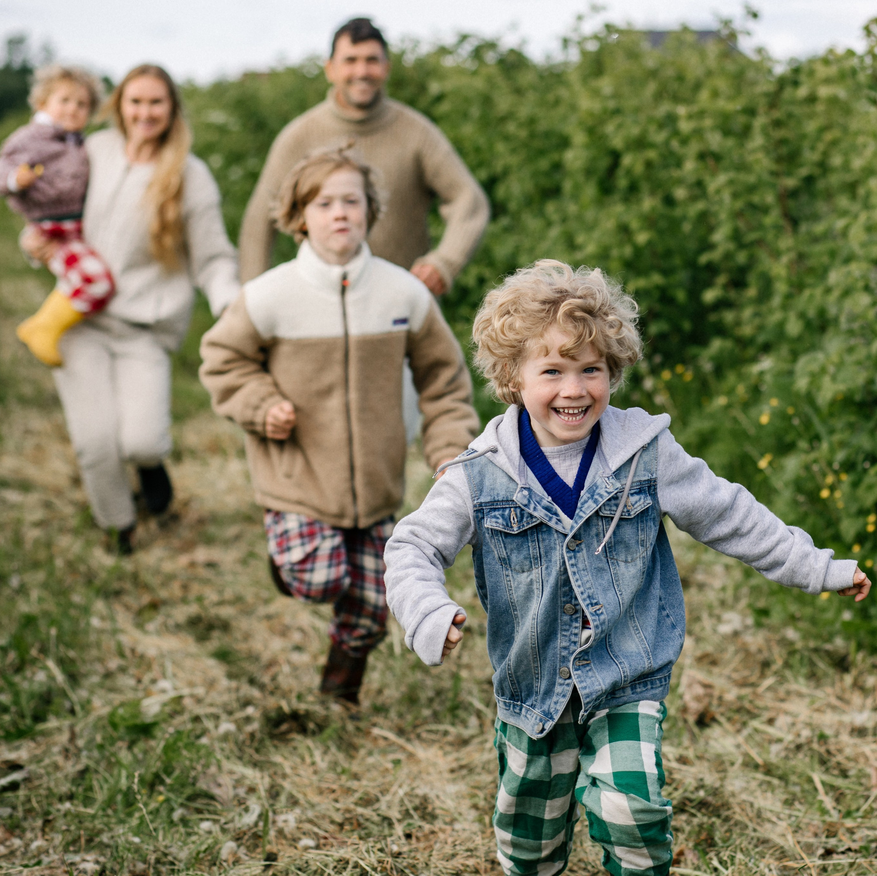 Семейные моменты в Архангельске, на Белом море: мать и дочь в нежных объятиях на песчаном пляже при закате с золотистыми бликами на воде