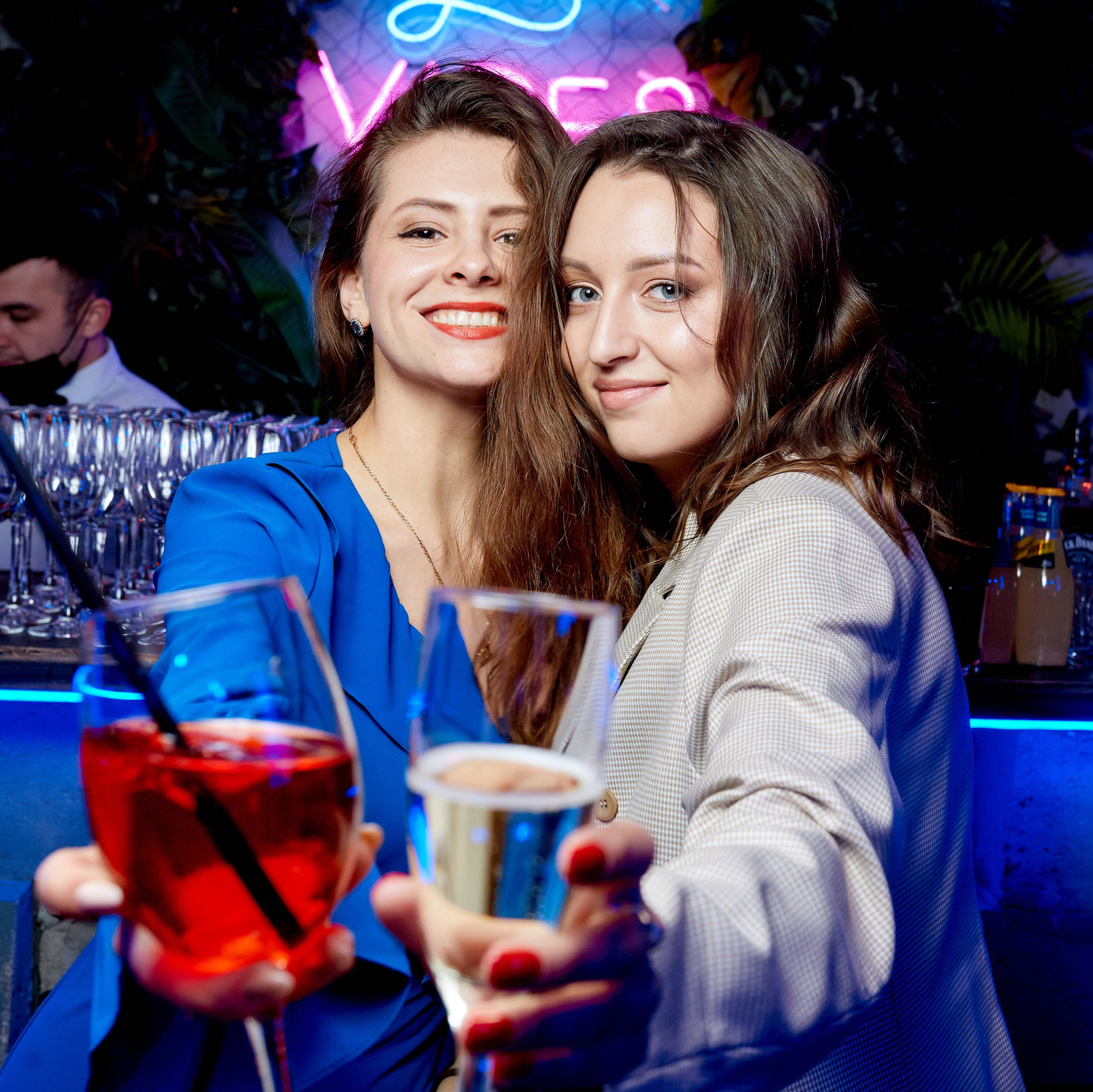 Фотограф на корпоративе проводит фотосессию - фото двух сотрудников