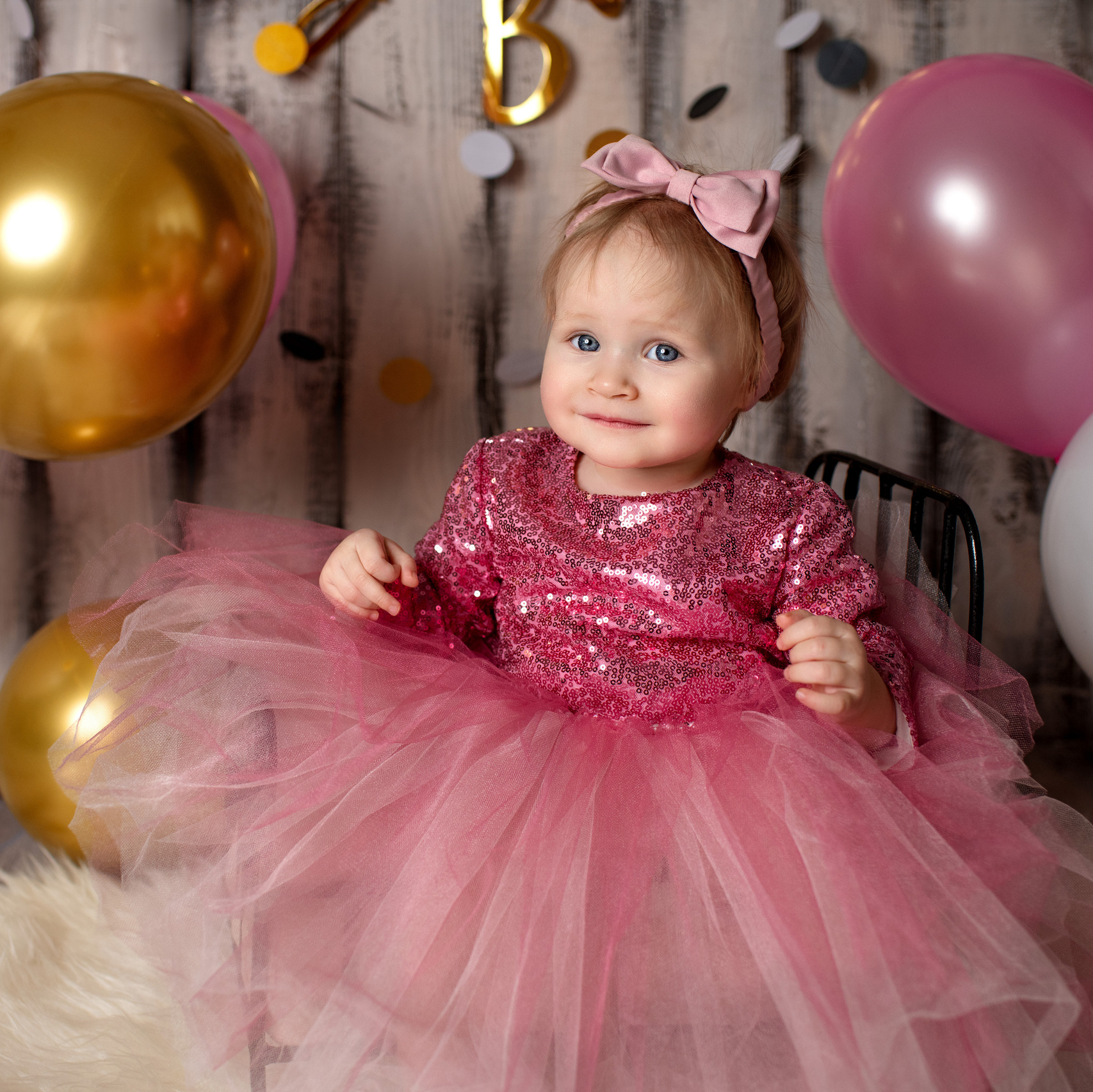 Красивая девочка в ярком платье с шариками