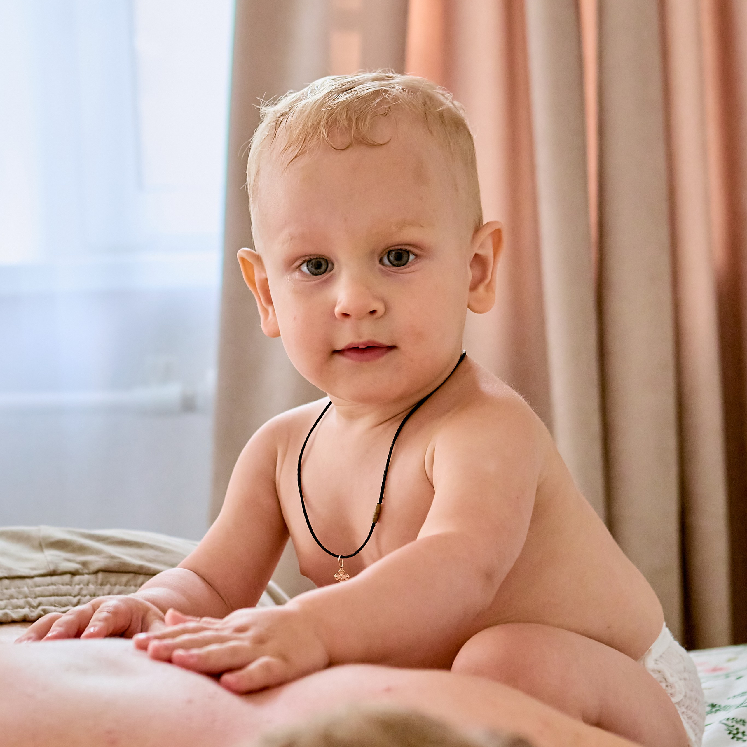 Дом и семья — идеальный фон для светлого детского портрета младенца. Фотограф из Дзержинска Николай Голованов.