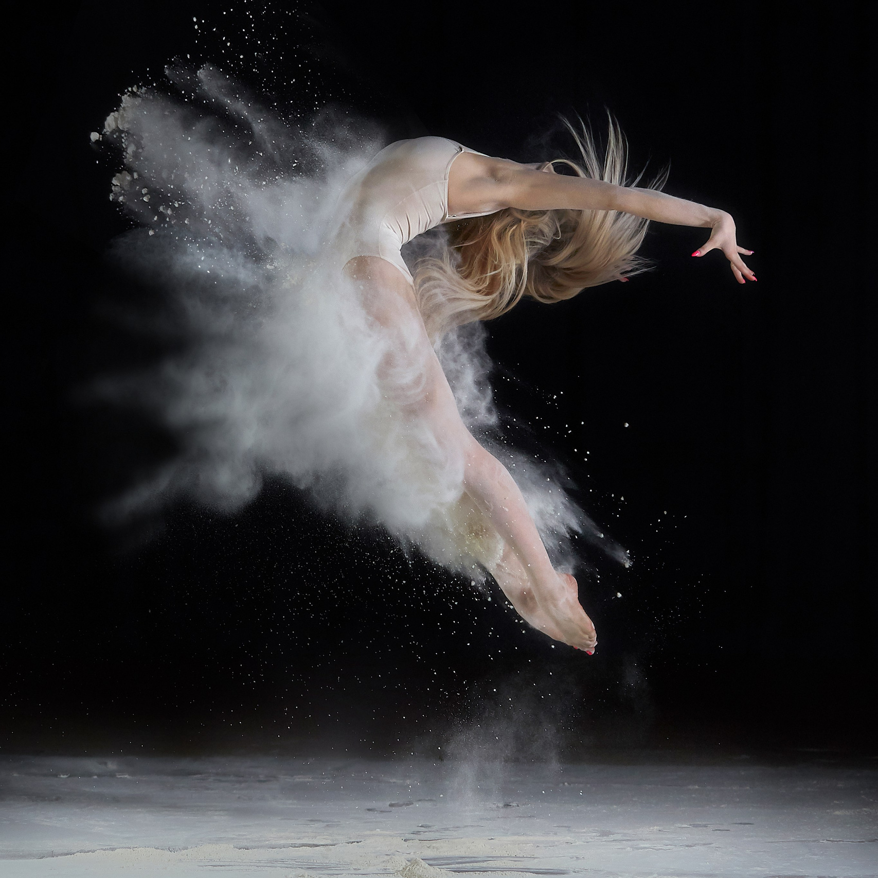 Фотосессия в Ярославле, художественная фотосъемка в студии, выездная с лошадьми и самолетами, аква в каплях дождя, с мукой и дымом! Портретные фотосессии, индивидуальная съемка в фотостудии, интерьере, выездная со студийным светом и эффектами разных жанров и стилей.