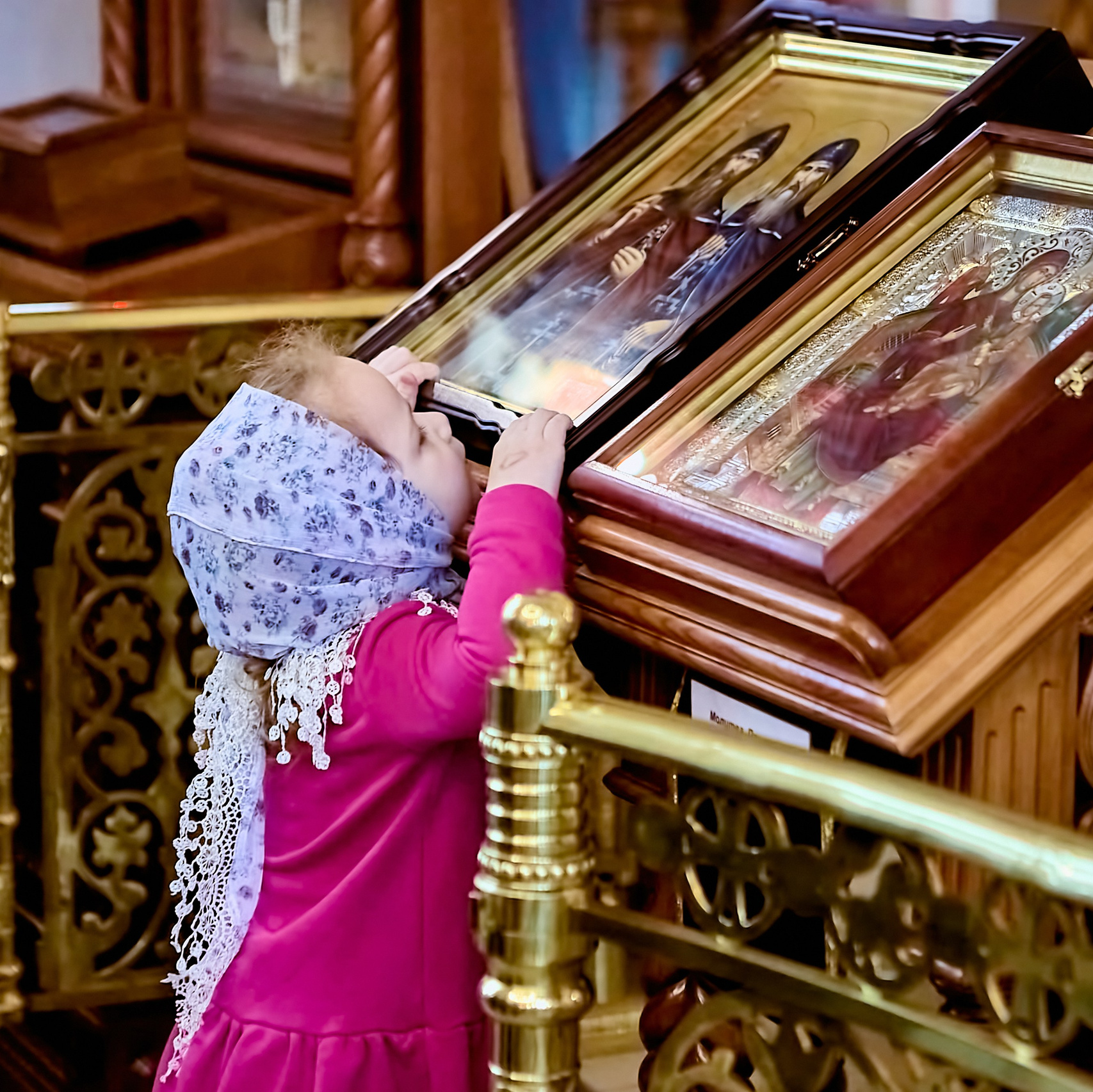 Фотографии в храме в воскресение на богослужении