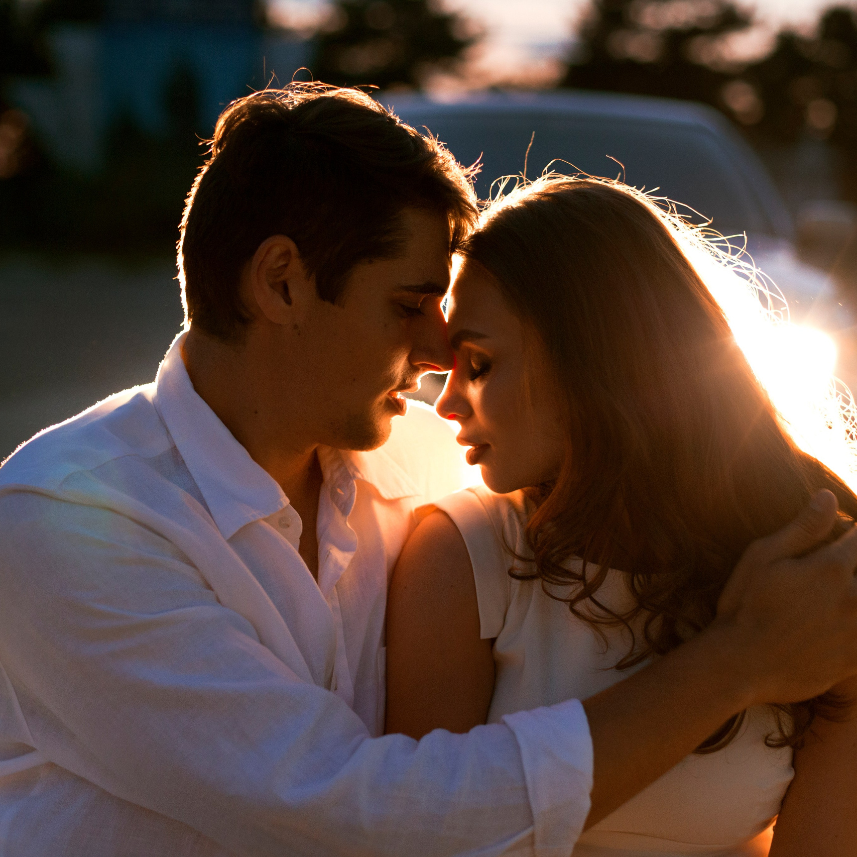 Идея для романтической уличной съемки: пара на закате, свет фонарей, поцелуй. Уличная фотосессия Love Story в Москве.