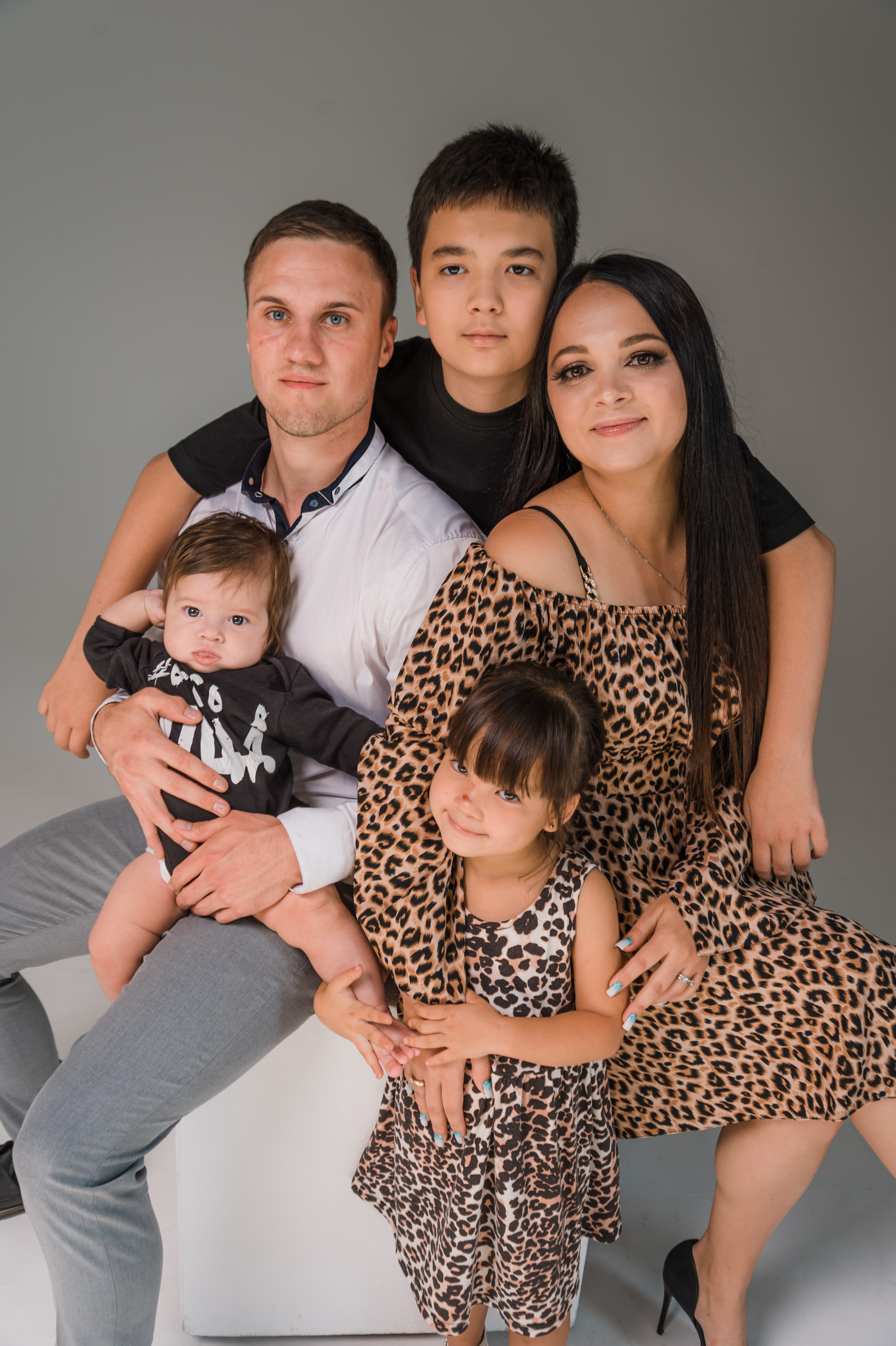 Семейная съемка в черно-белой одежде.