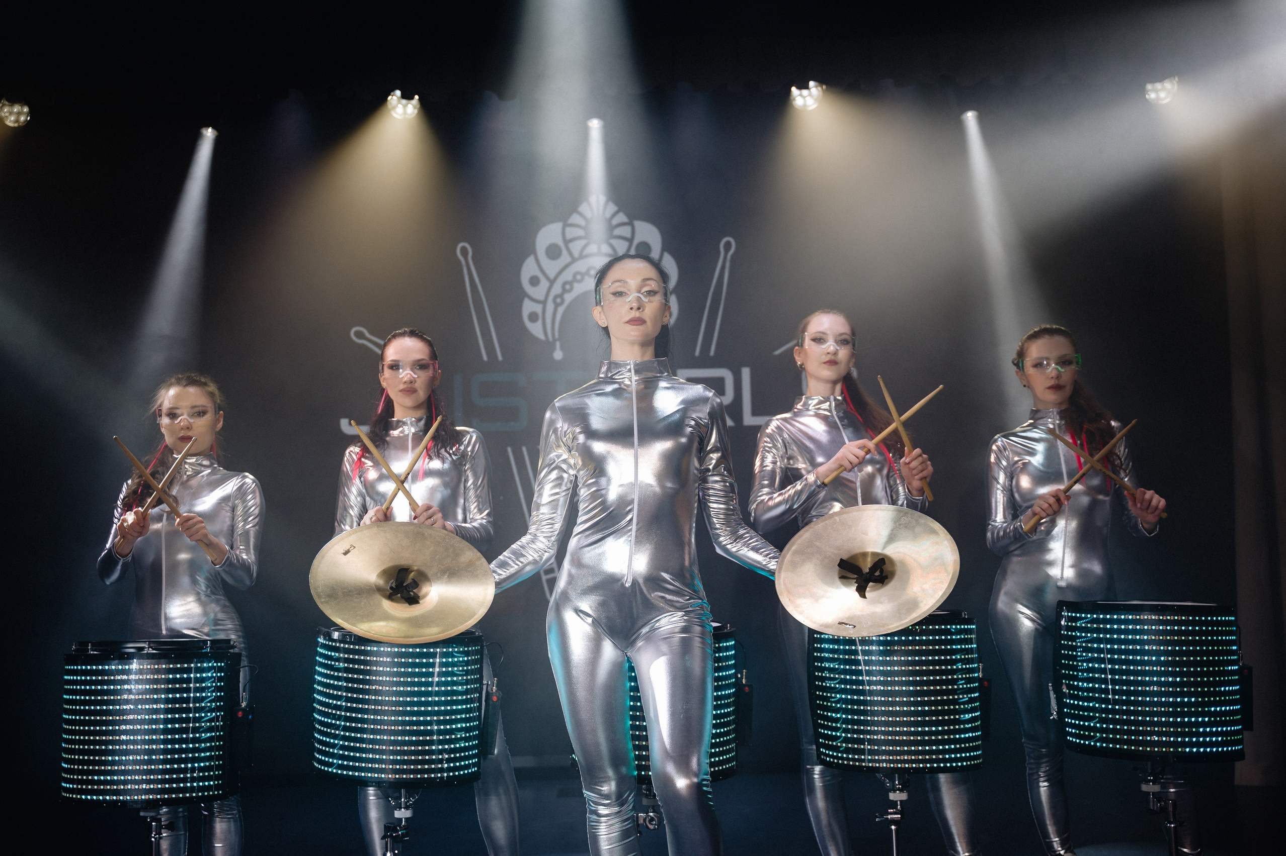 Форматы работ Just Girls. Just Brass