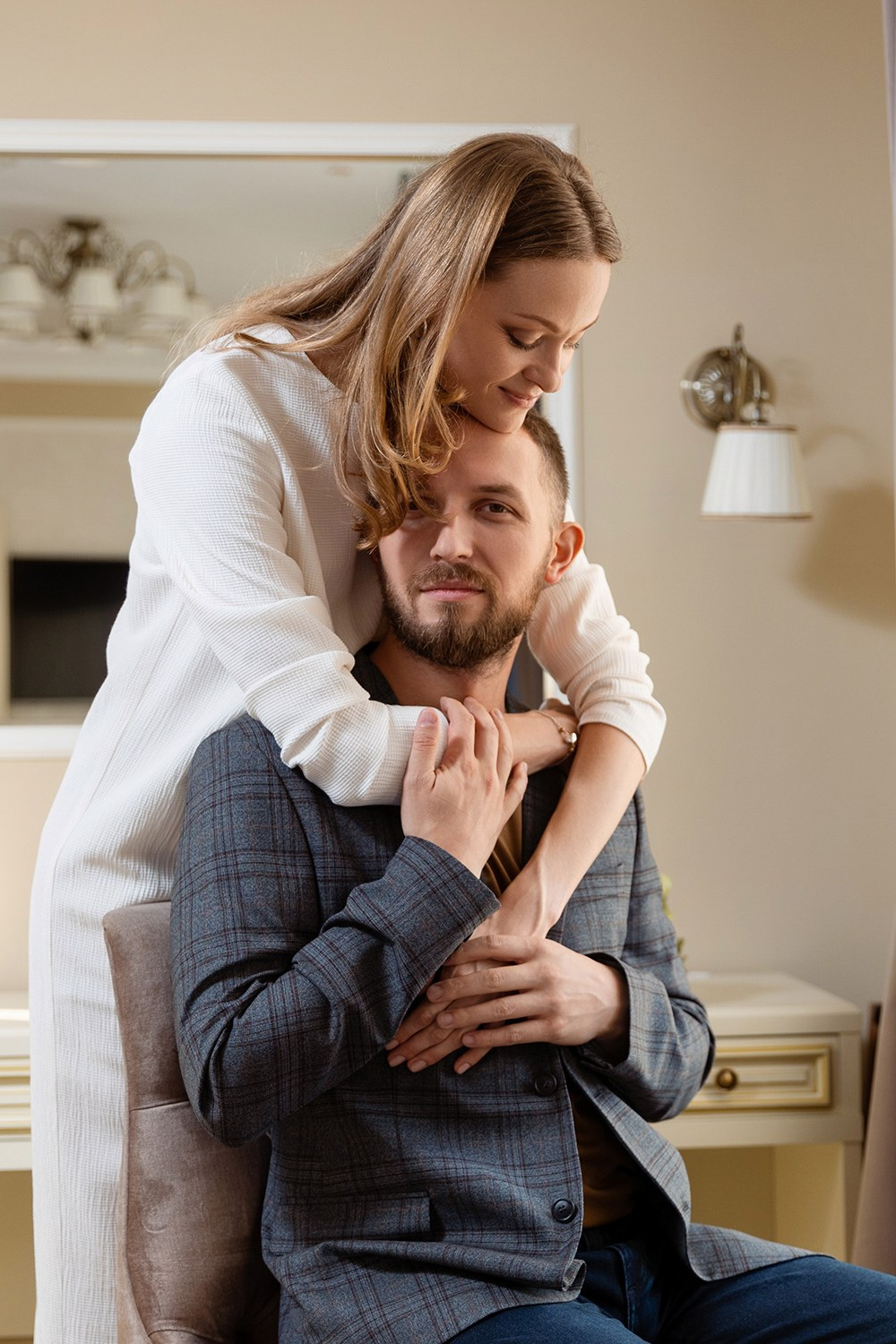 Молодожёны обнимаются в гостинице