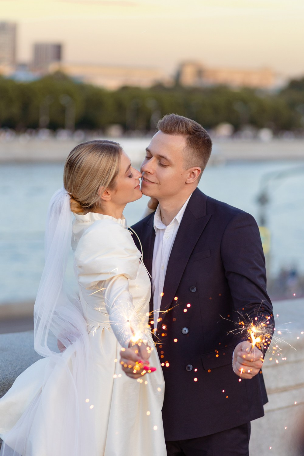 Молодожёны на фоне парка культуры с бенгальскими огнями