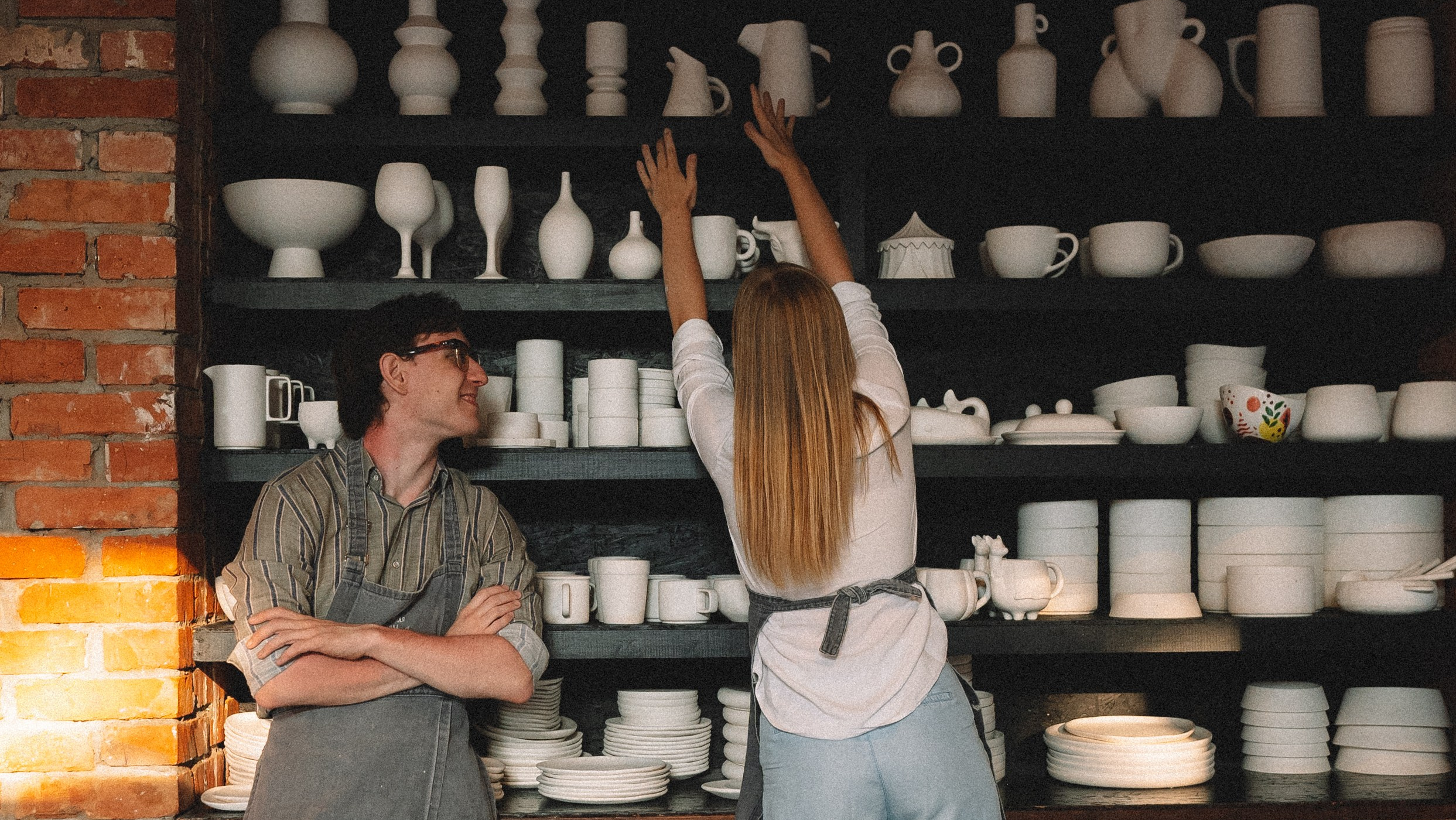 Лавстори; пара в гончарной мастерской; фотосессия в гончарной мастерской; фотосессия в холодное время года; лавстори в анапе; фотограф в анапе; фотосессия анапа; анна муратова фотограф анапа