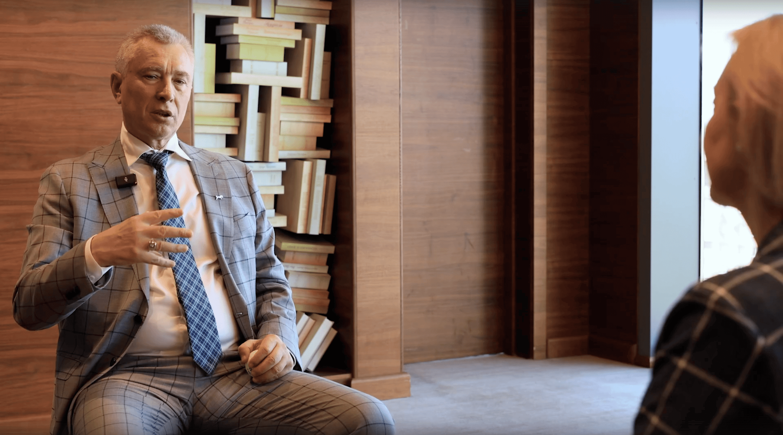 Видеосьемка интервью с двумя спикерами