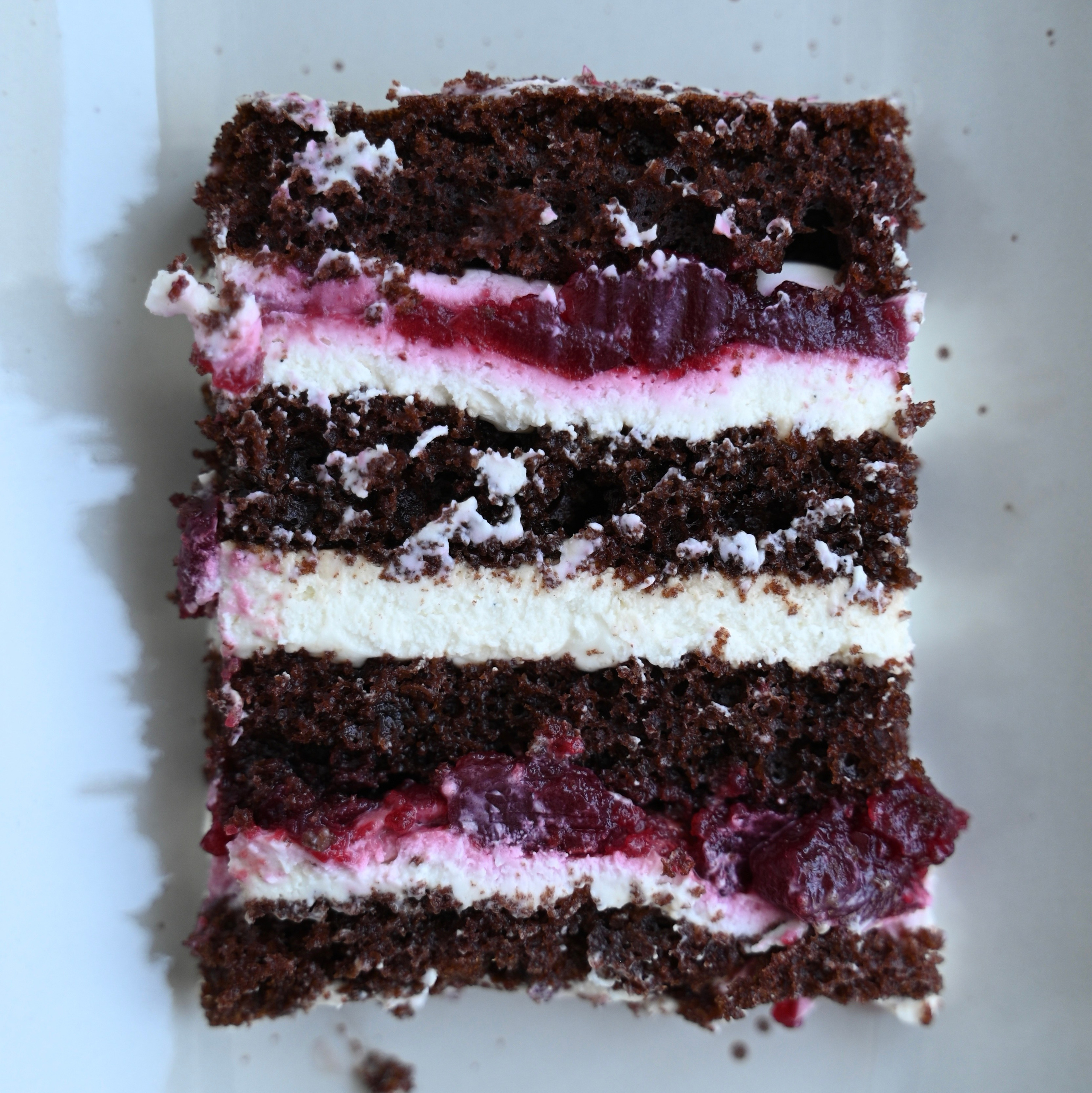 Разрез торта Вишня в шоколаде