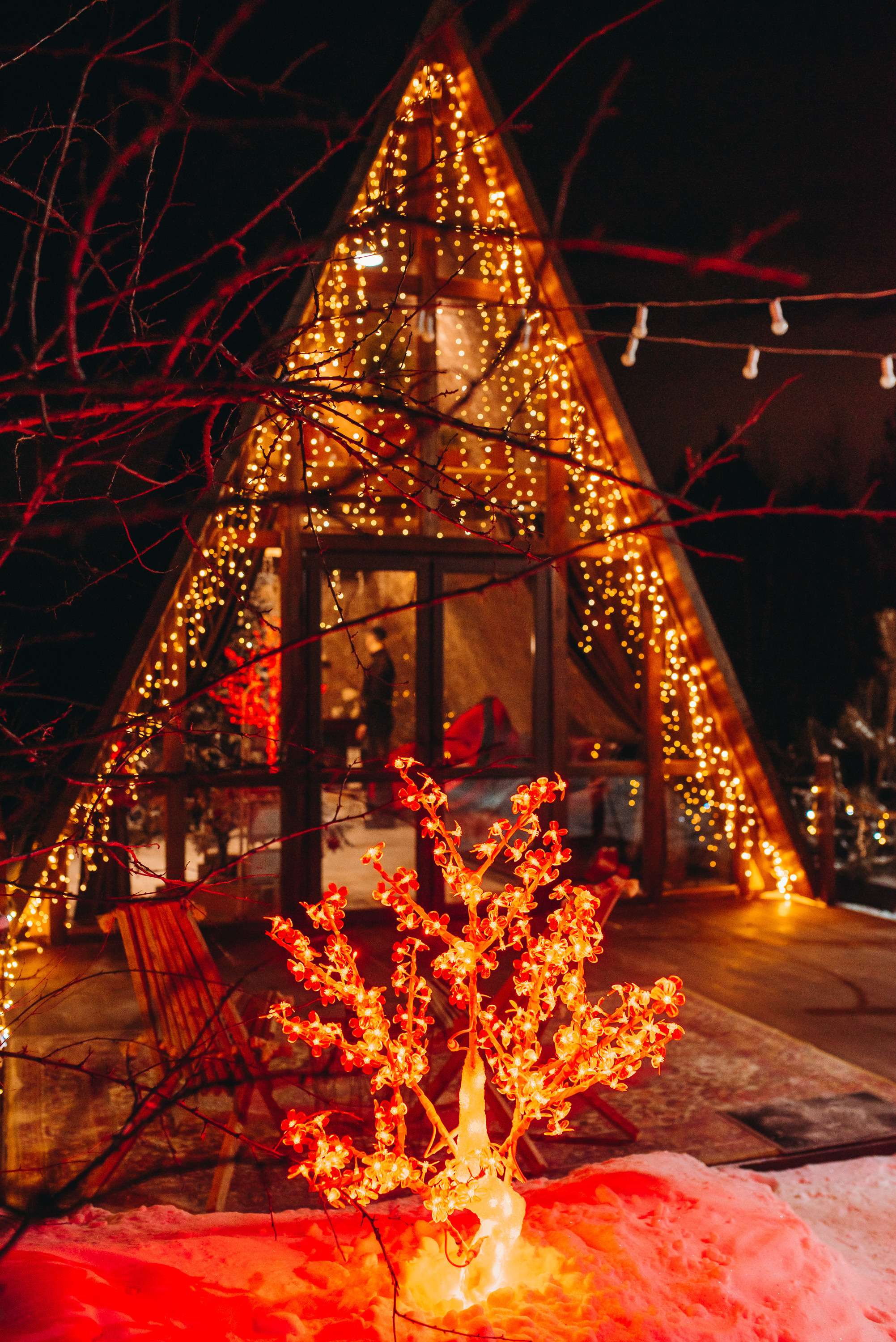 Новогодняя фотосессия под ключ в Иркутске Новогодние гирлянды на треугольном а-фрейме