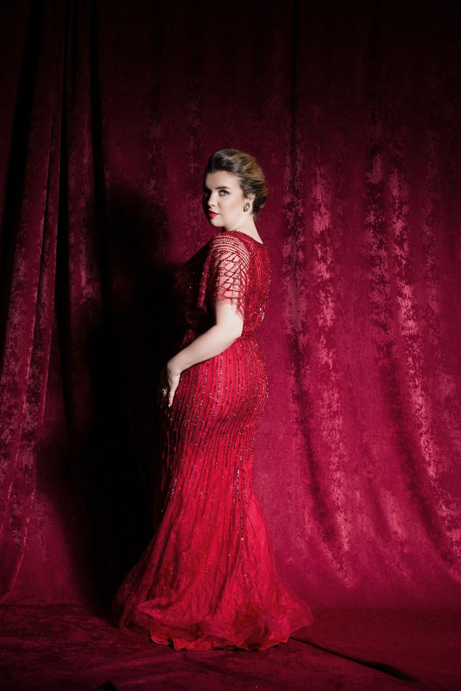 Ирина Алёшина, пригласить артиста на праздник