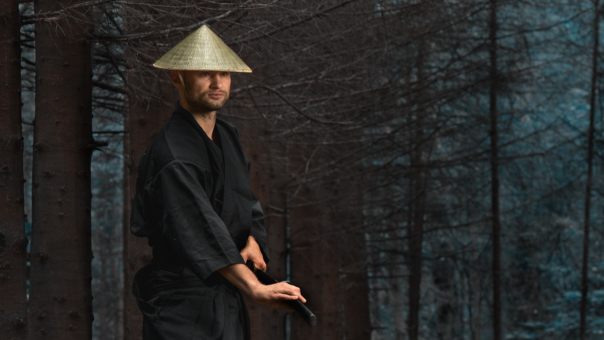 Мужской портрет в образе самурая в лесу