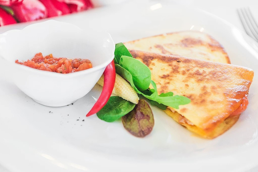 Мексиканская закуска Кесадилья из курицы с овощами и соусом сальса 