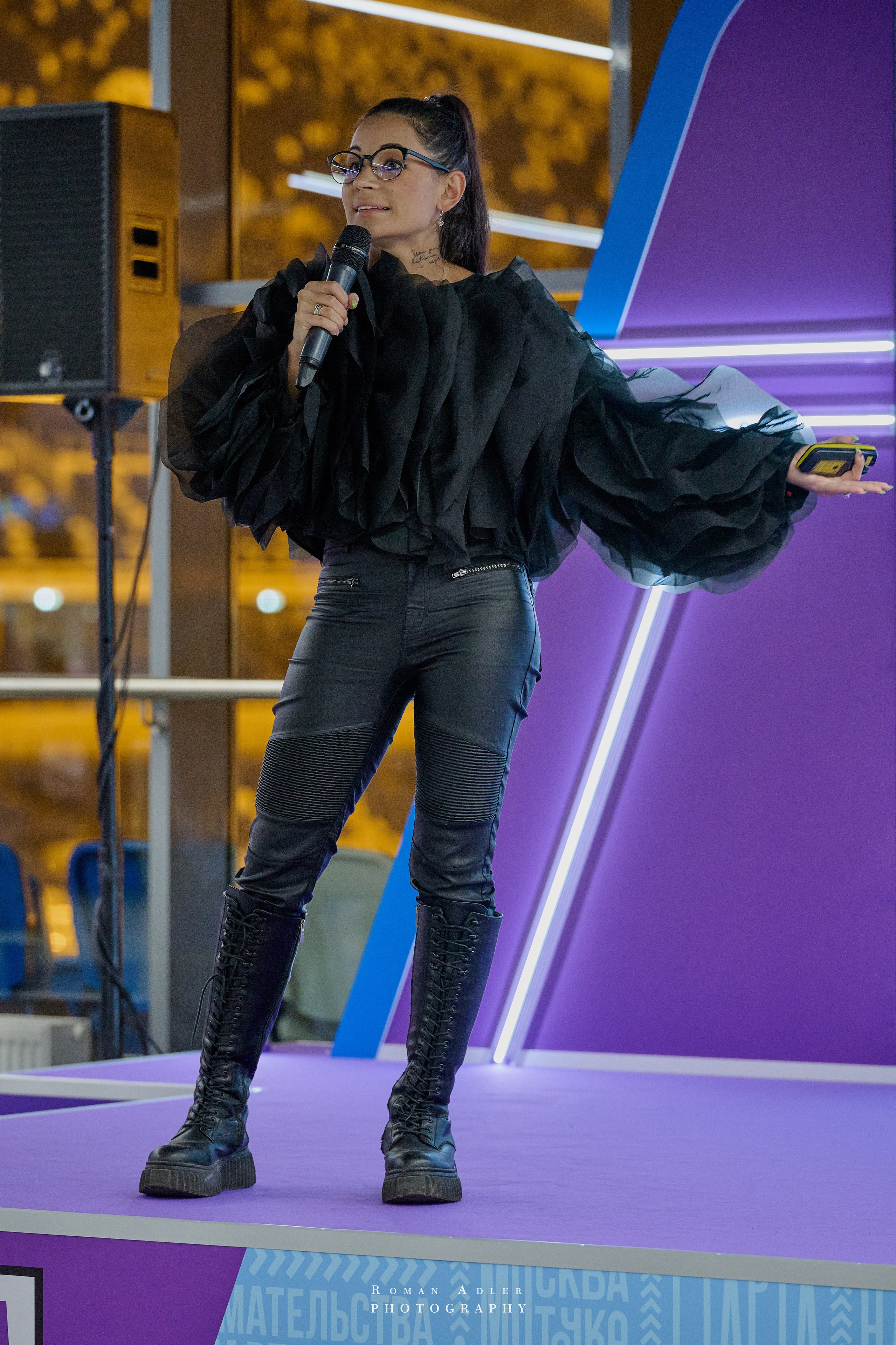 Профессиональная репортажная фотография. Фотограф Роман Адлер. Репортаж с модного показа ESTET FASHION WEEK 2023