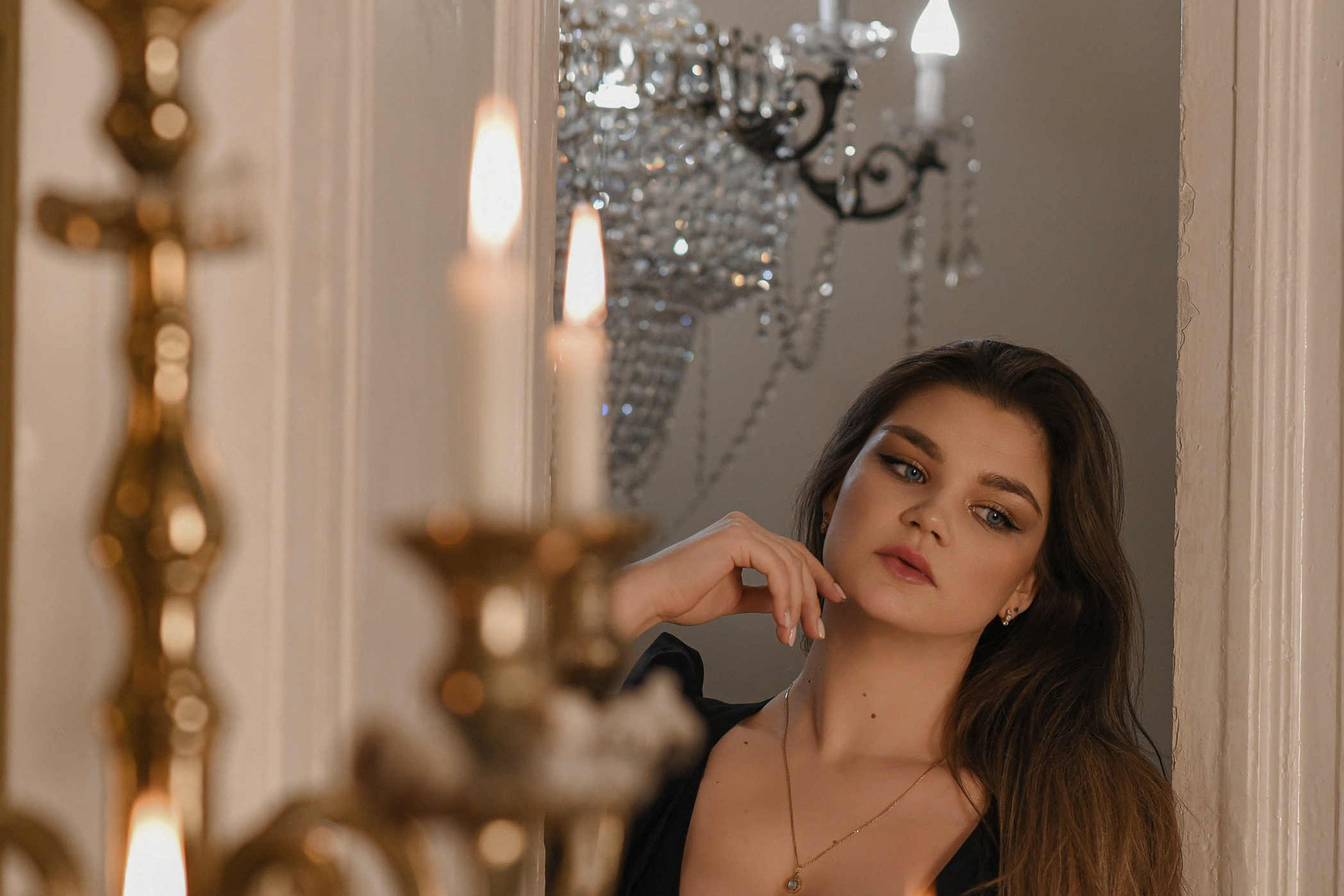 Девушка в студии искусственный свет