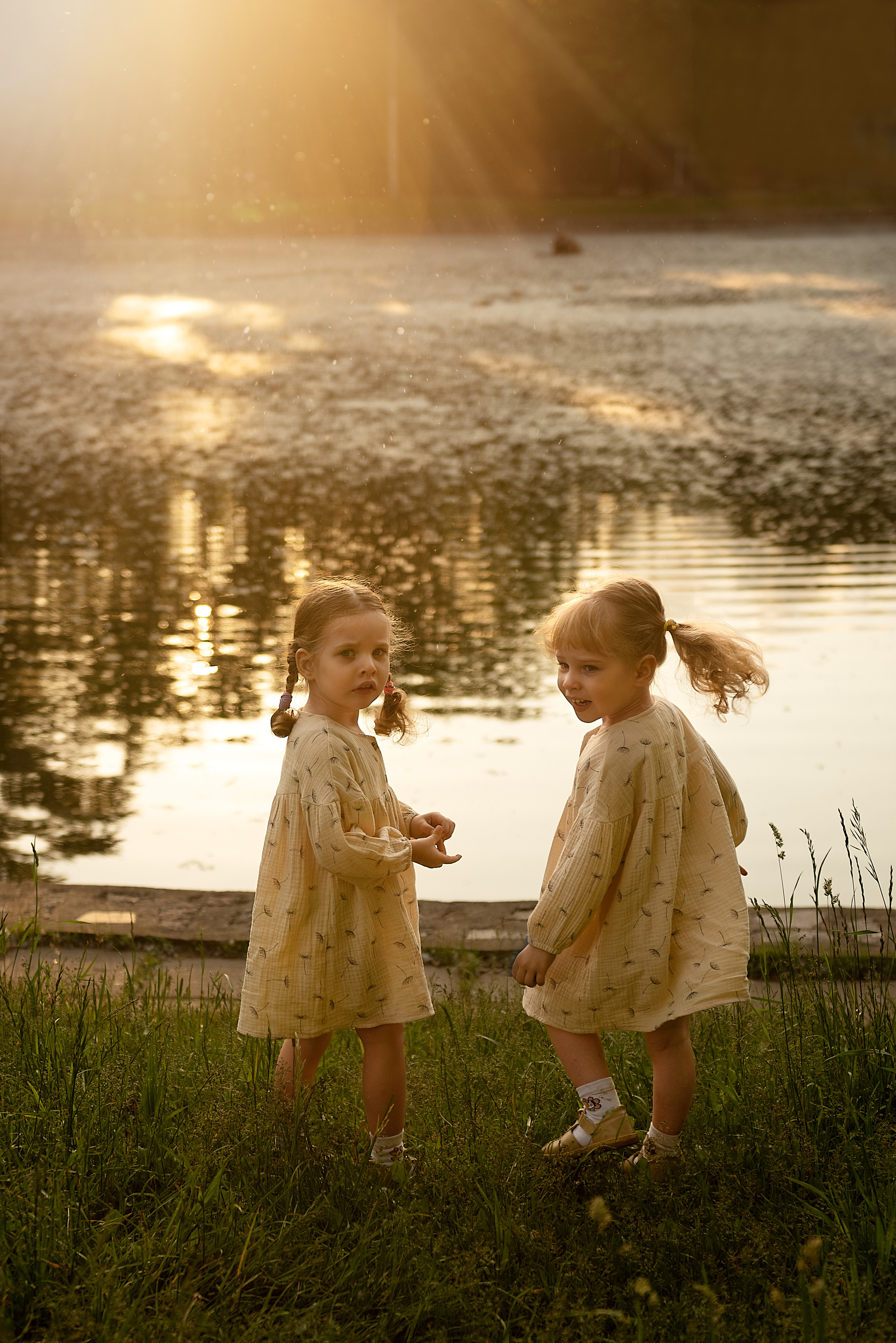 малыш держит маму за руку