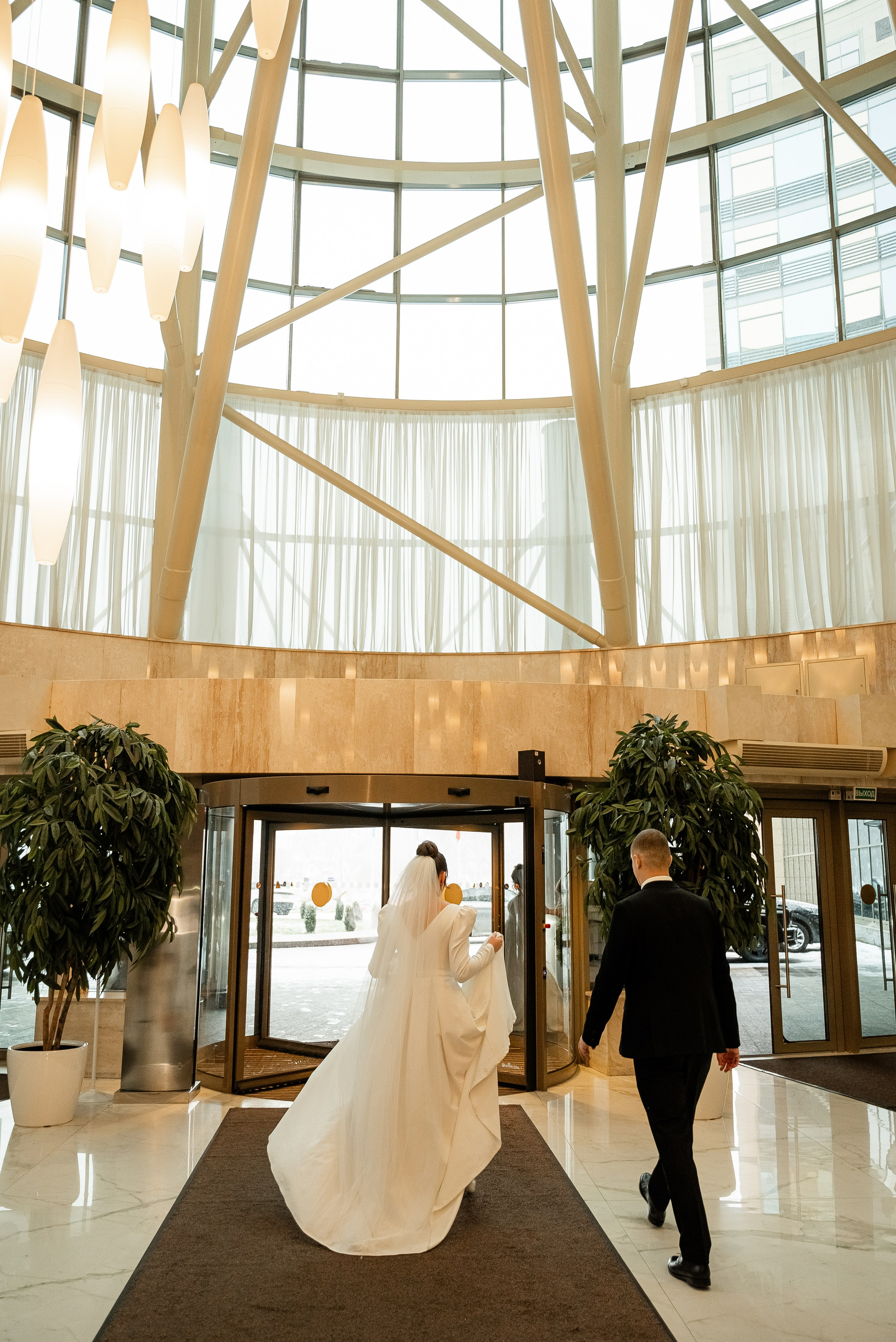 Топ локаций Минска для свадебной прогулки в дождь. Свадебный и портретный фотограф в Минске Наташа Каракулова