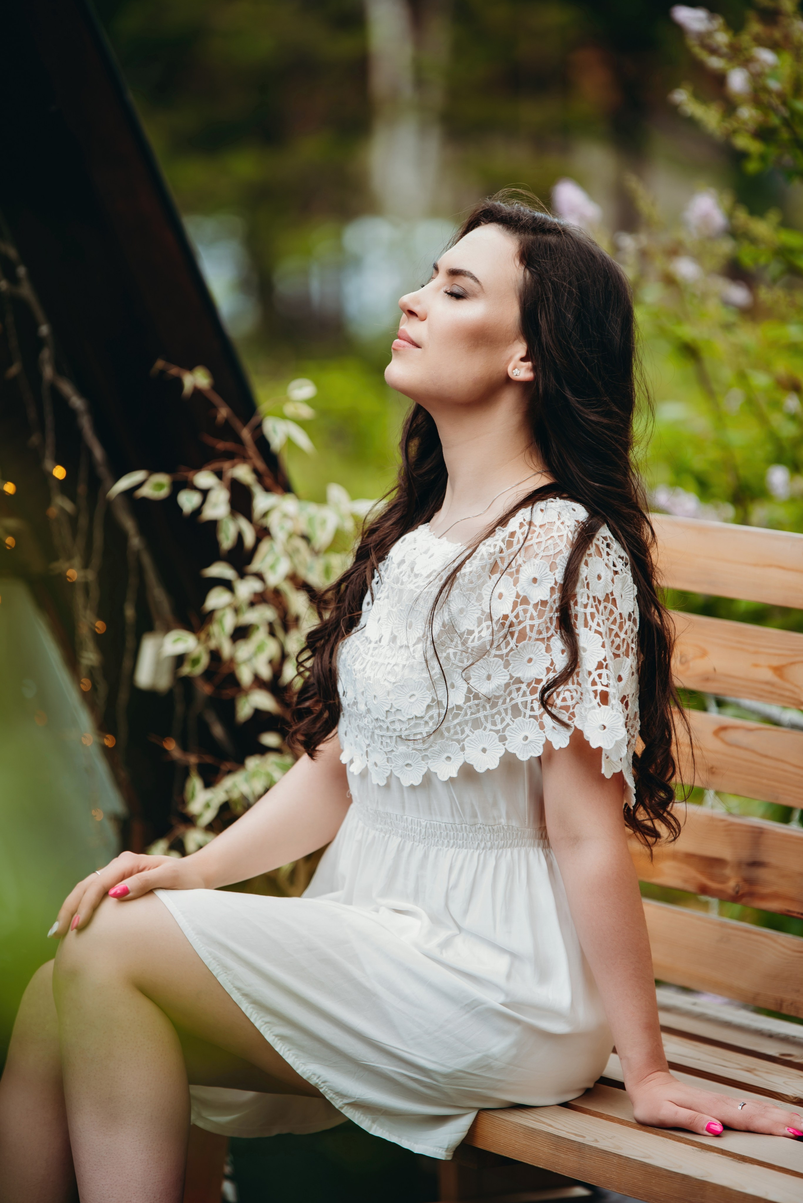 Белый бохо сарафан с кружевом девушка на лавочке