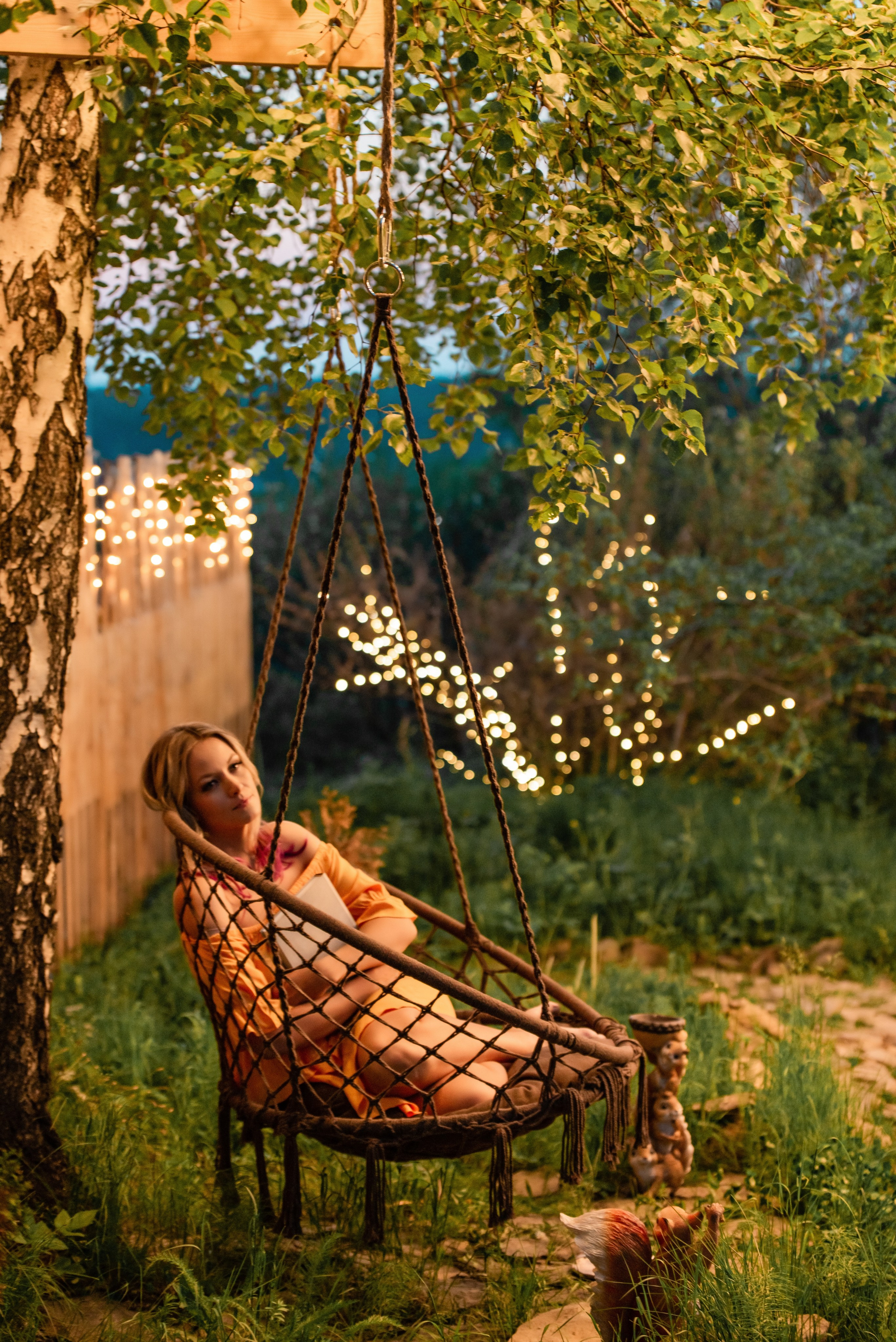 Фотосессия в Иркутске фотопроект в Иркутске Девушка читает книгу сидя в кресле-качелях