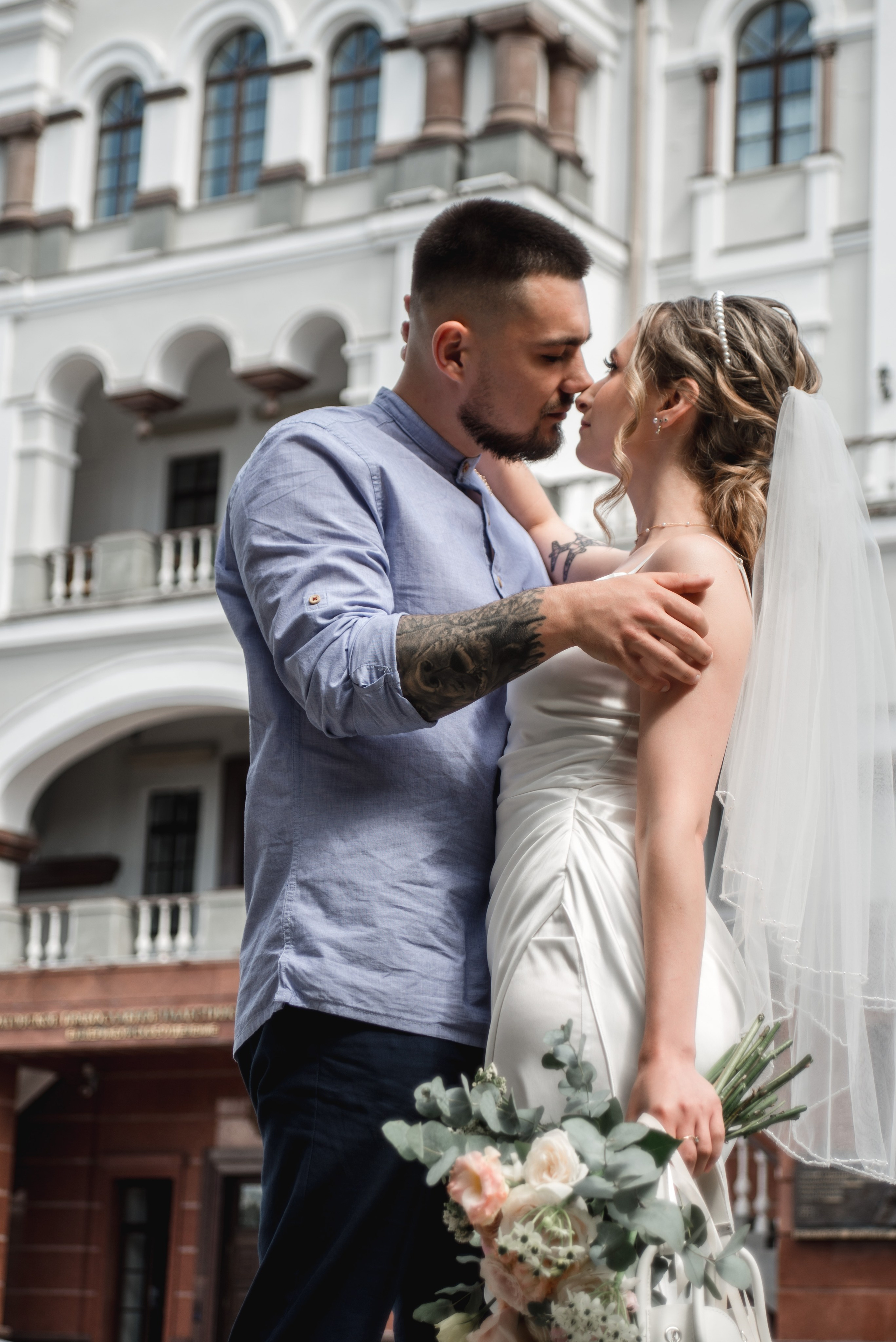 Влюбленные молодожены на фоне храма