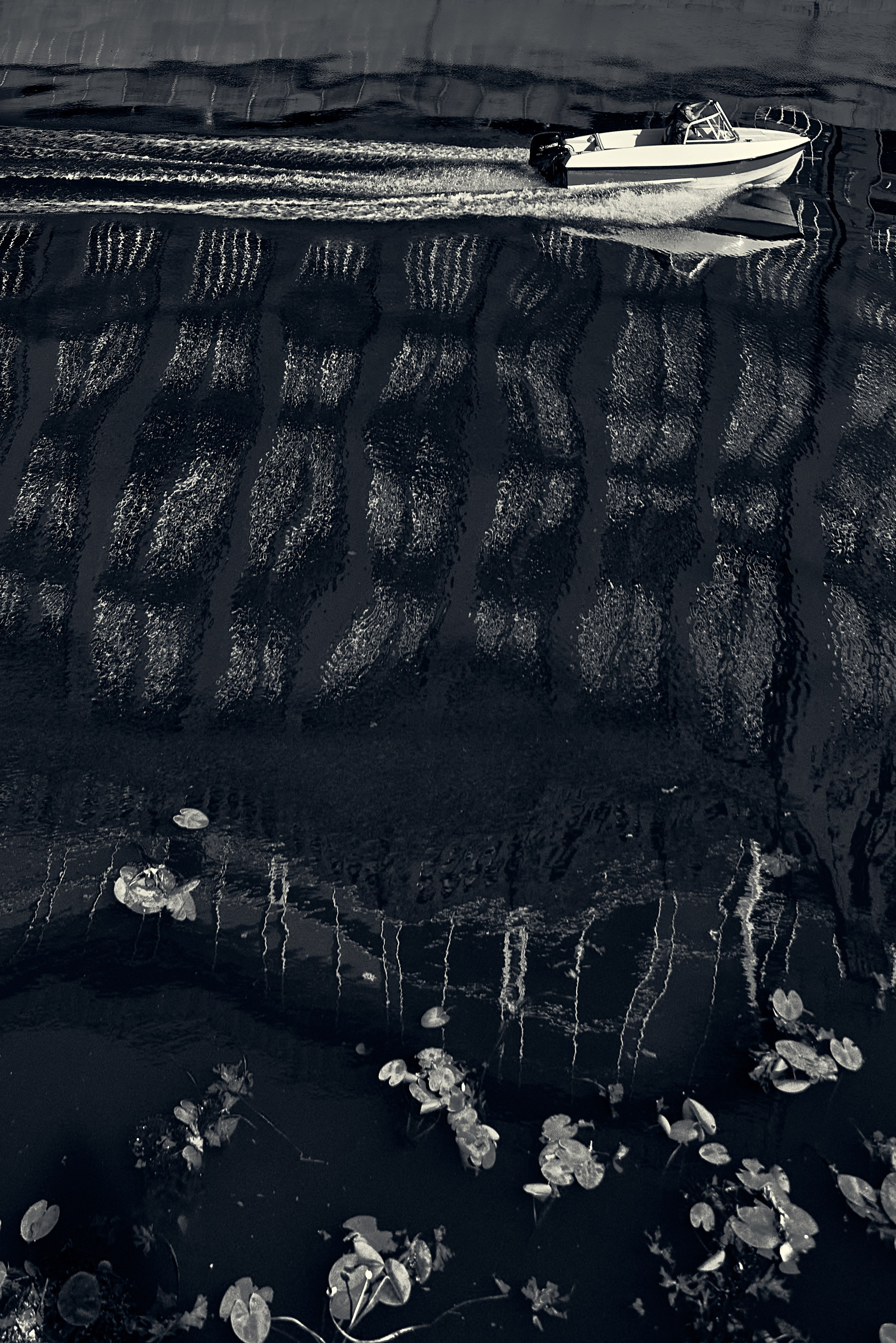 Катер на реке.  Стрит фотография. Город Москва 2024 год. Фотограф Александр Гладкий