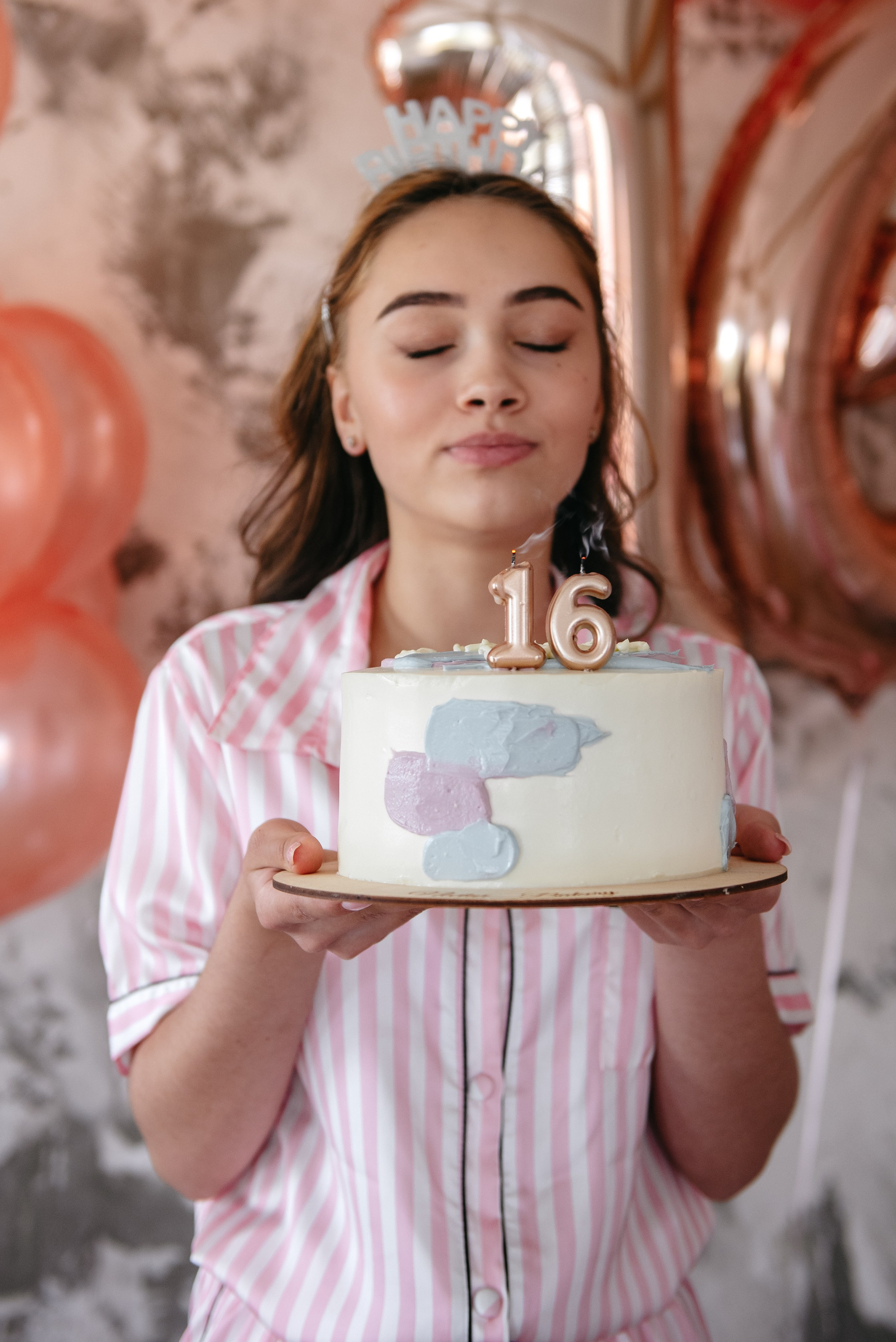 Детский праздник в Ростове-на-Дону: девочка задувает свечи