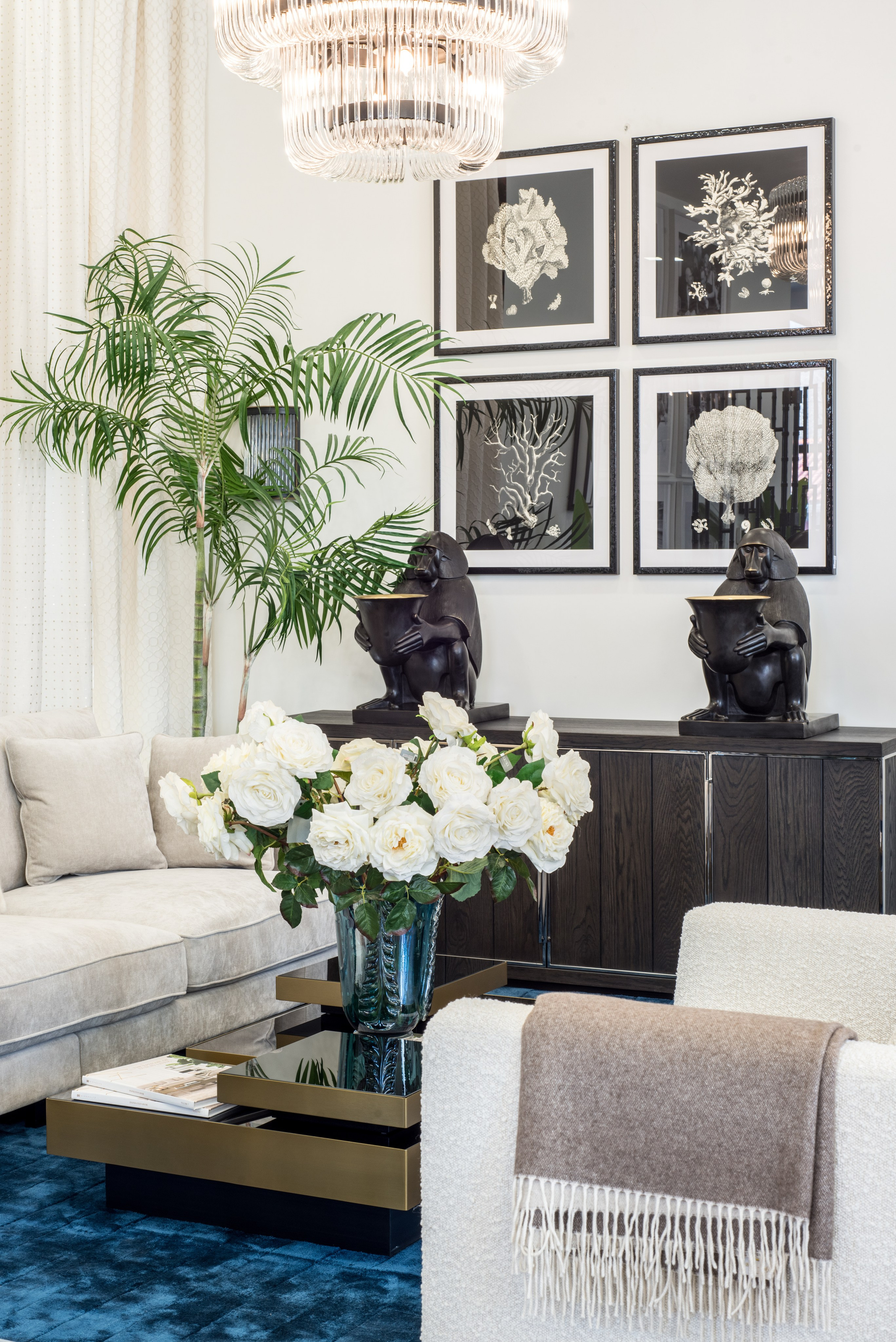 Интерьер гостиной с диваном, декоративными элементами и мягким светом — интерьерная фотосъёмка жилого пространства для презентации дизайна