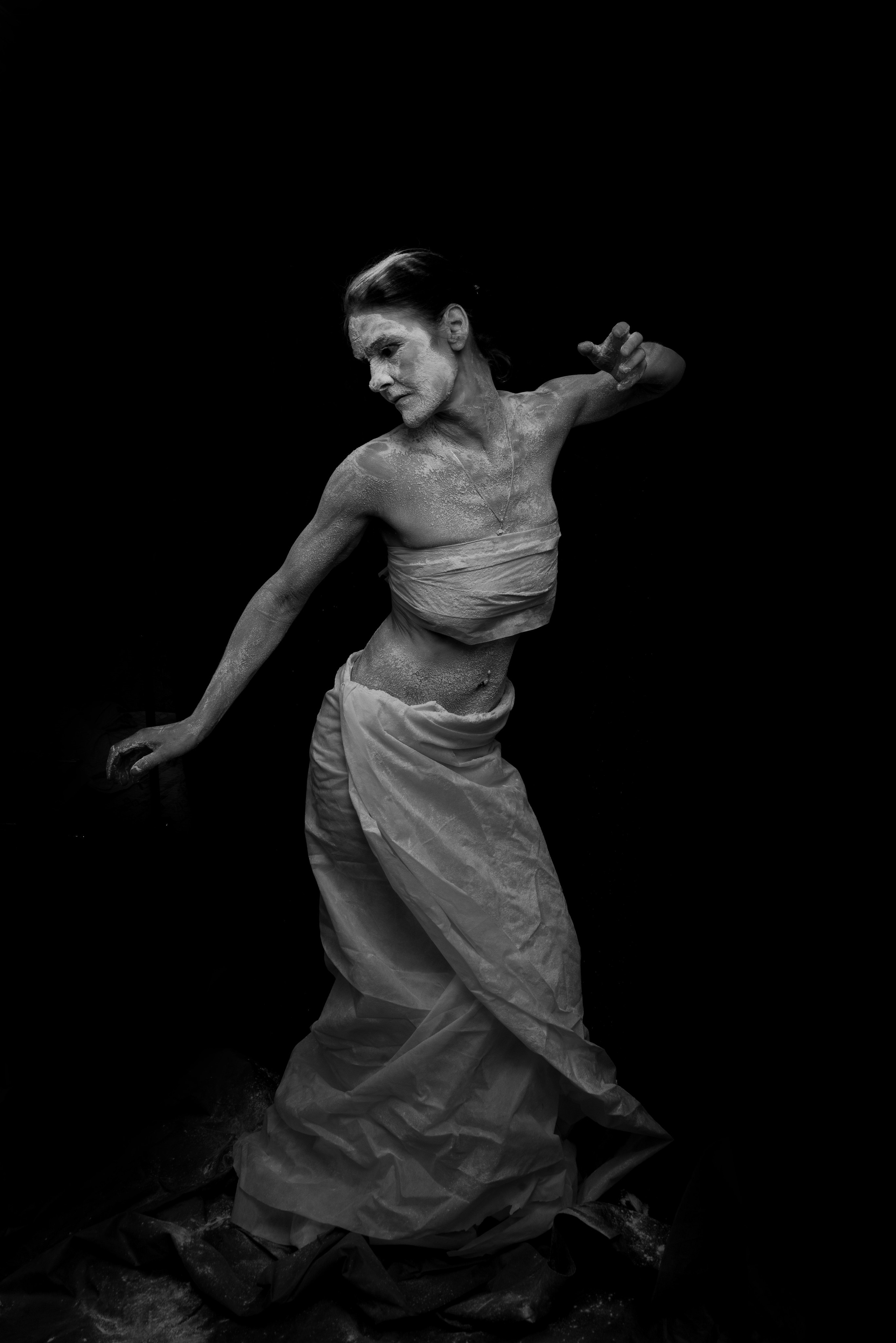 женщина в муке творческая съёмка чб