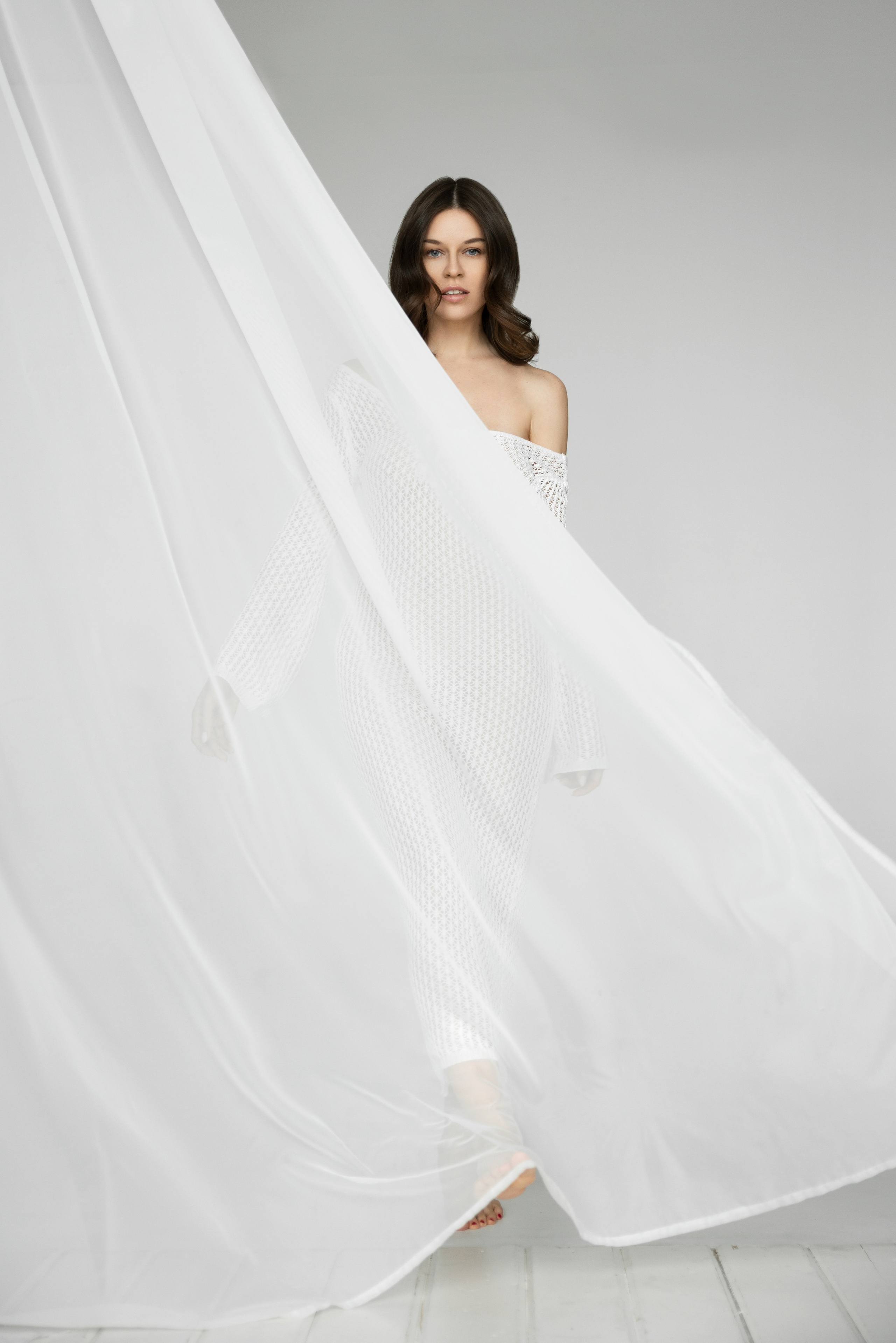 Минималистичный женский портрет в светлой среде с движущейся тканью, ощущение тишины, воздуха и визуального покоя