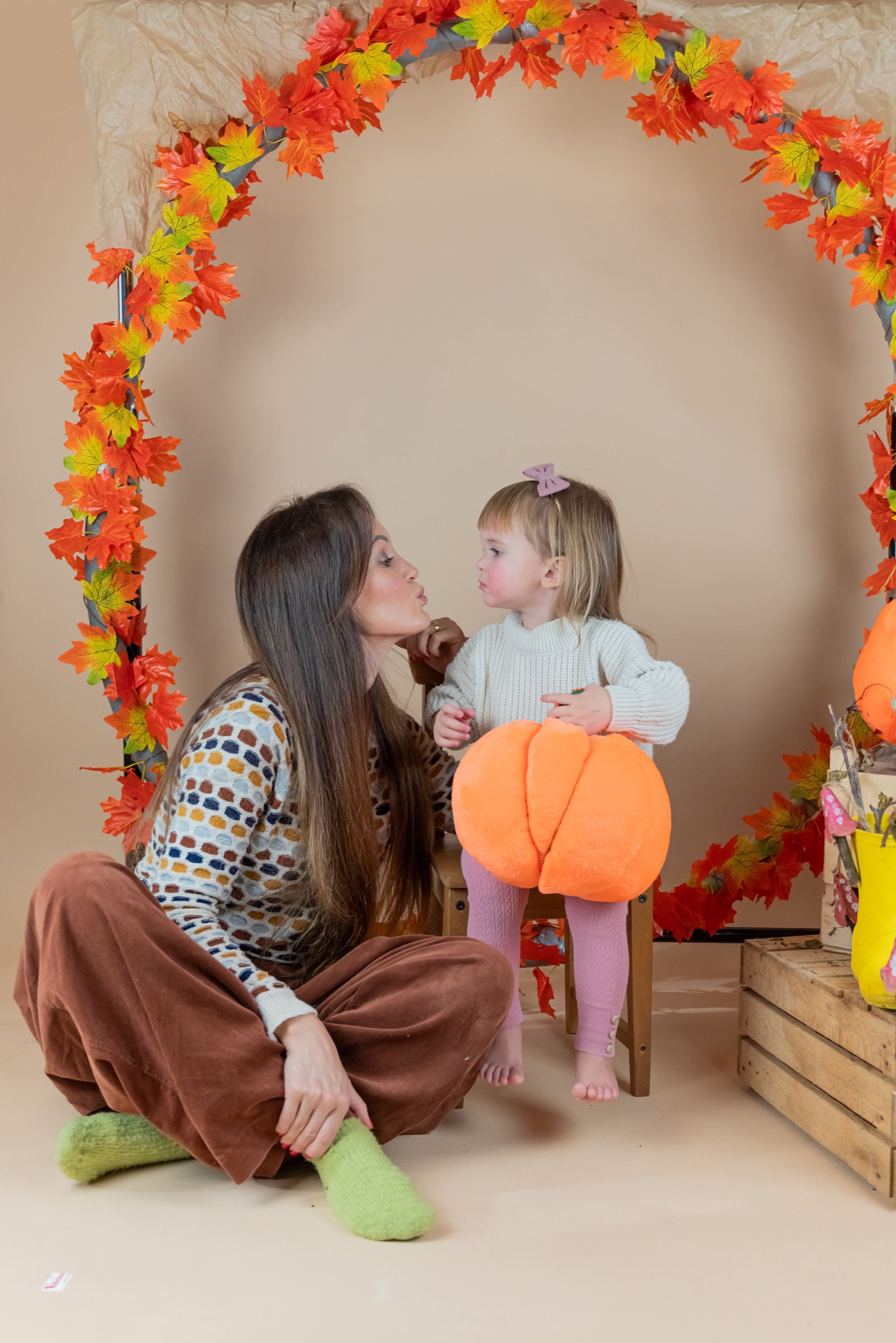 Счастливая мама с малышом на фоне домашнего декора в студии Балашихи