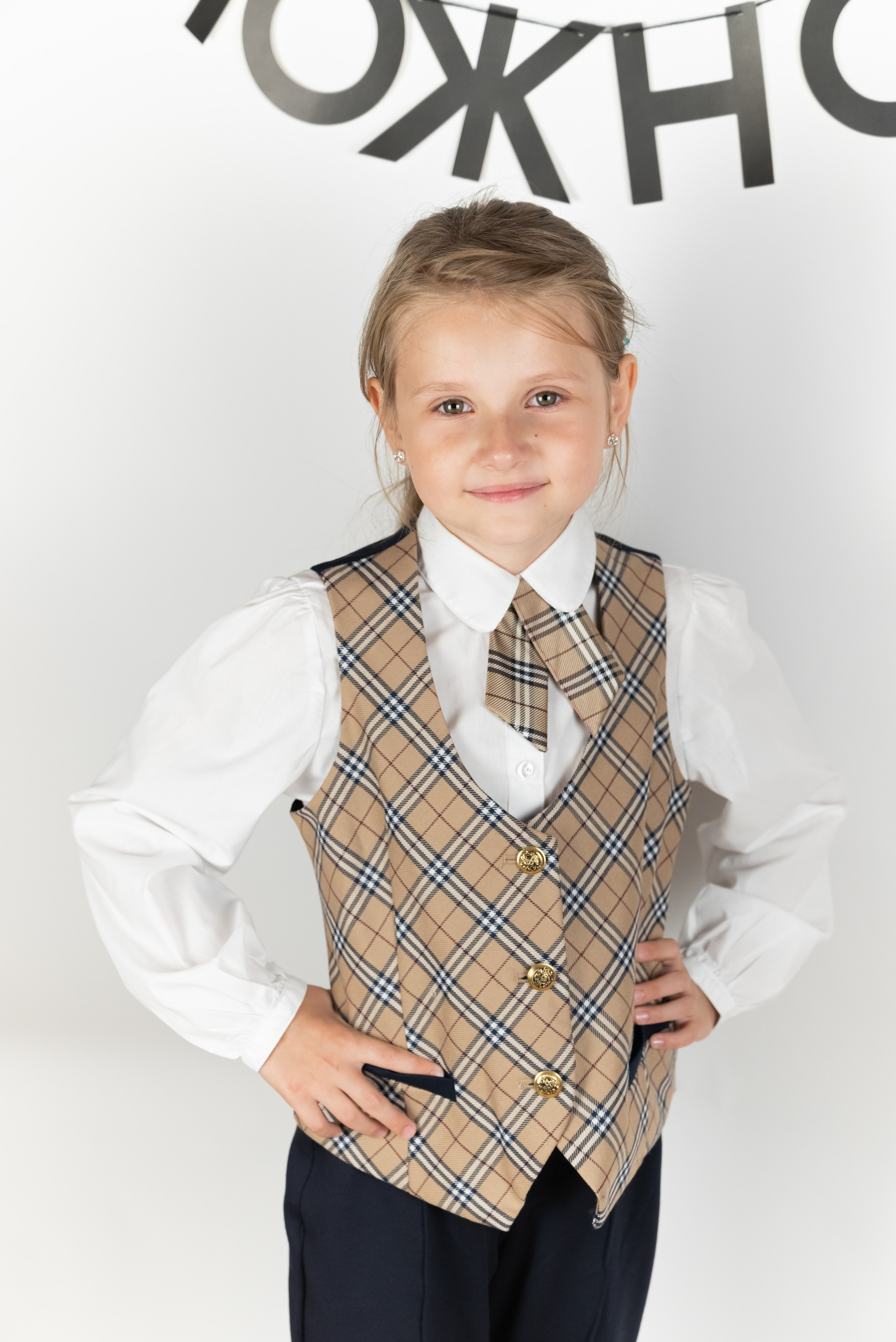 Детская портретная съемка: смех и радость в уюте домашней студии."