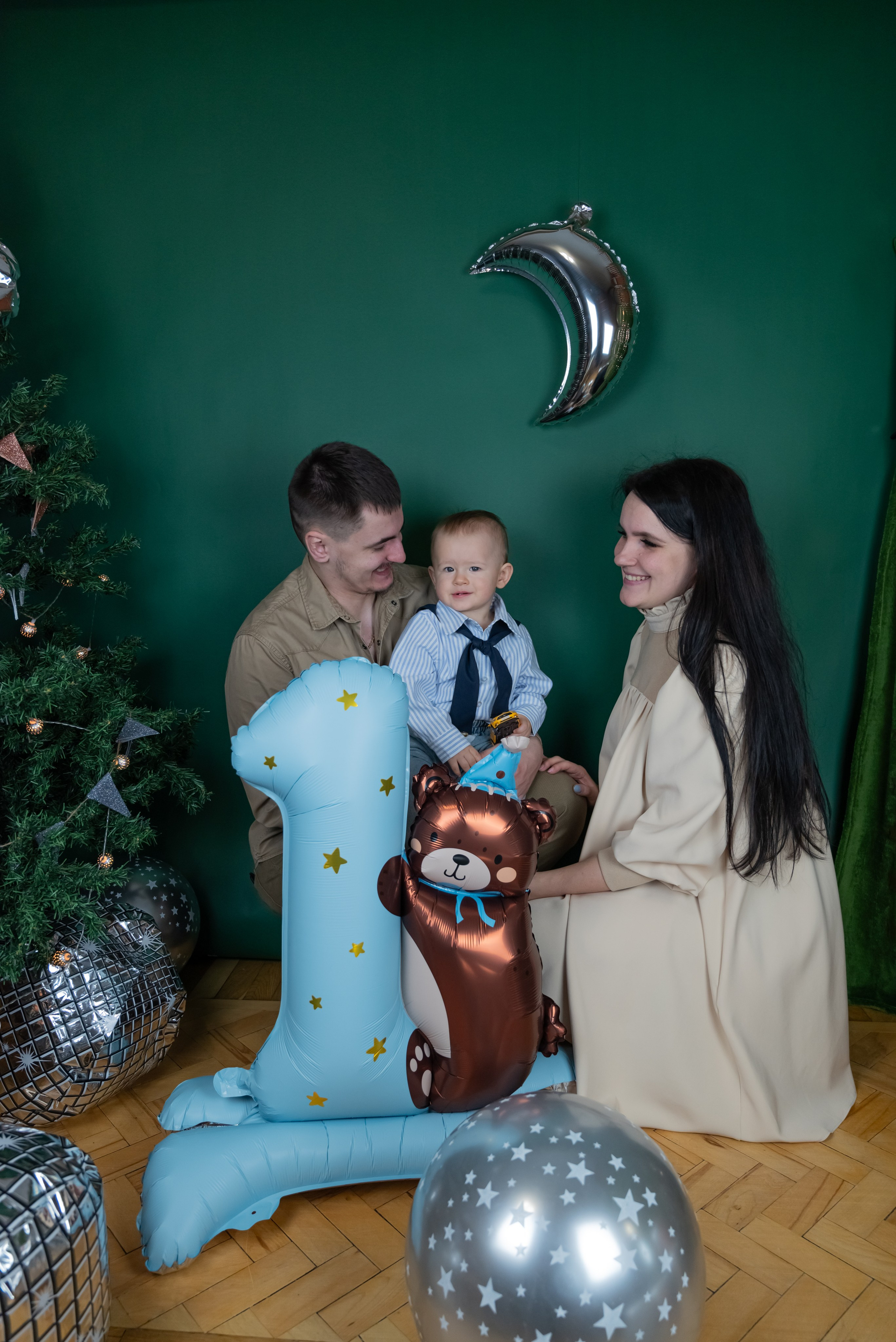 Семейный портрет в домашней студии, захватывающий радость и тепло отношений